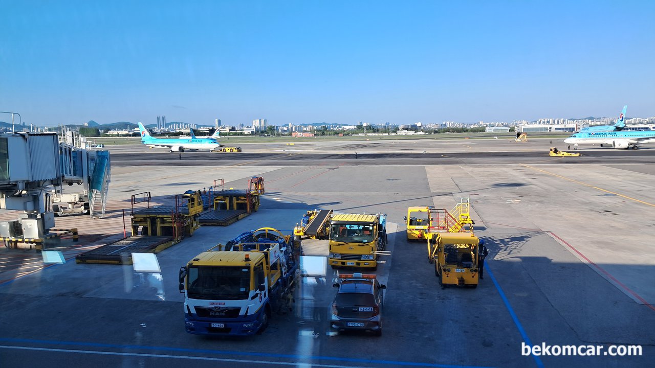 오늘도 일찍 지방으로 BMW G12 출장진단정비 간다, 김포공항 탑승 대기실에서 창문밖 모습이다.|베콤카 차량정밀진단