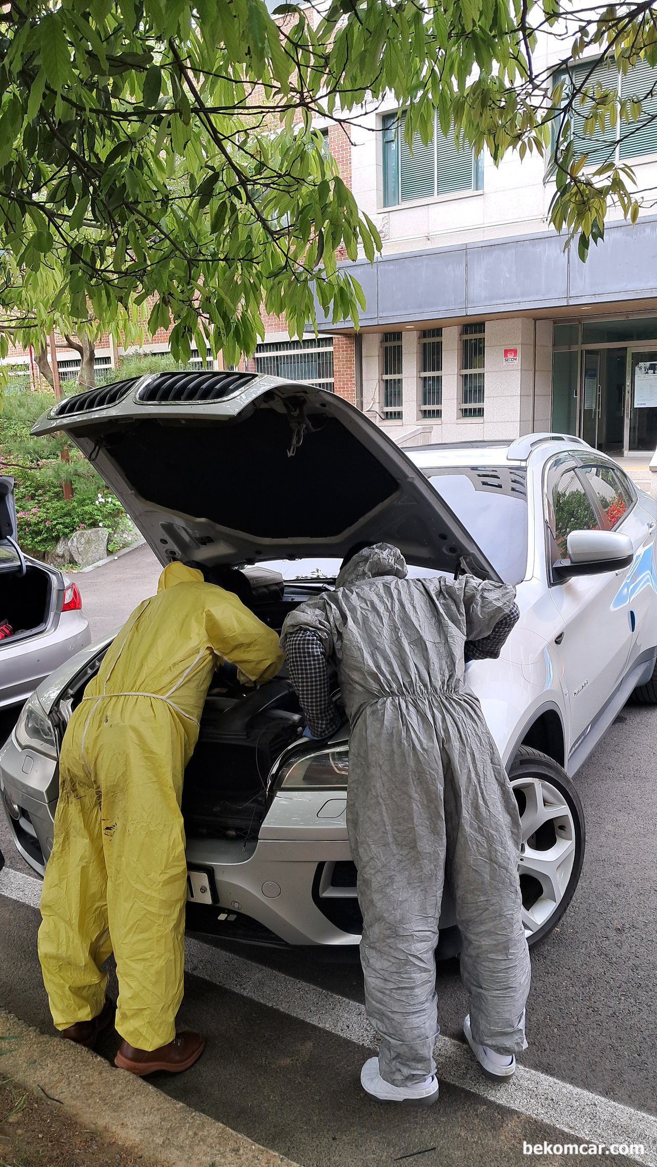 매연저감 연비향상 모듈 DCM7000설치 (BMW X6), DCMETECH 디시엠이테크 엔지니어가 BMW X6 휘발유 차량에 매연저감 & 연비향모듈 DCM7000 을 설치하고 있다. DCM7000 설치 장소는 여수전남대 산학협력단 디시엠이테크 본사에서 이루어 졌다.|ベコムカー (bekomcar)