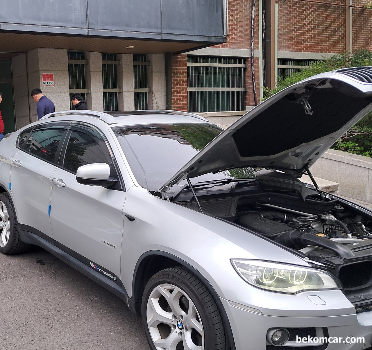BMW X6 데이터 통신장애 단락 단선 점검포인트, BMW X6 차량이다. 연료저감 및 연비향상 모듈 DCM7000 설치준비를 하고 있다.|贝科姆汽车 (bekomcar)