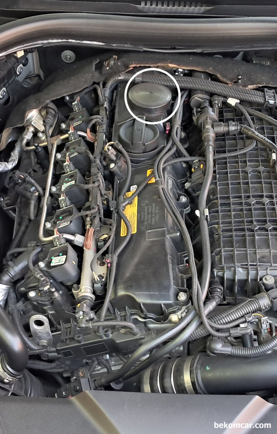 오일세퍼레이터 와 공습경보 고주파소음 관계, BMW G12 740Li 사례, BMW G12 740Li 밸브커버내 오일세퍼레이터 위치이다. 밸브커버에 있고, 순정 밸브커버 어셈블리를 권장한다. 에프터마켓 밸브커버나 오일세퍼레이터 의 경우 차후에 고장이 생길 수 있기때문이다.|bekomcar.com