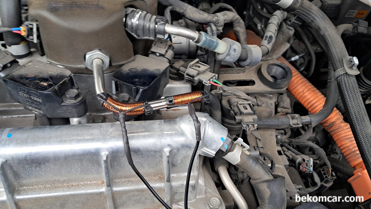 기아 K3 디젤 1.6L 연비향상 및 매연저감 장치 DCM5000 설치, 연비 3km/1L 향상, 기아 K3 디젤 1.6L 연비향상 및 매연저감 장치 DCM5000 제품이 자세히 보인다. 연료 레일로 들어가는 인젝터 파이프에 설치되어 있다.|bekomcar.com