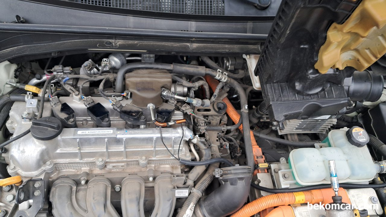기아 K3 디젤 1.6L 연비향상 및 매연저감 장치 DCM5000 설치, 연비 3km/1L 향상, 현대기아 K3 디젤 1.6L 연비향상 및 매연저감 장치 DCM5000 설치된 엔진룸을 좀 더 자세히 살펴본다. 연료레일로 들어가는 인젝터 연료라인에 설치된 모습니다.|bekomcar.com