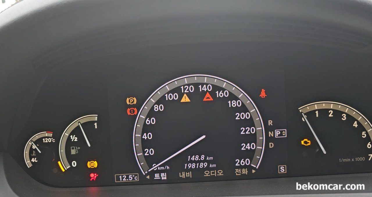 벤츠 S550 차량입니다. 출근 할려고하는데 갑자기 시동이 걸리지 않아요. 왜 시동이 걸리지 않을까요?, 벤츠 S클래스 S550 2008 년 차량의 시동이 걸리지 않을때의 계기판 전체사진이다. 시동시 계기판 데이터만 봐도 상당부분 시동불량 원인파악이 될 수 있다.|贝科姆汽车 (bekomcar)
