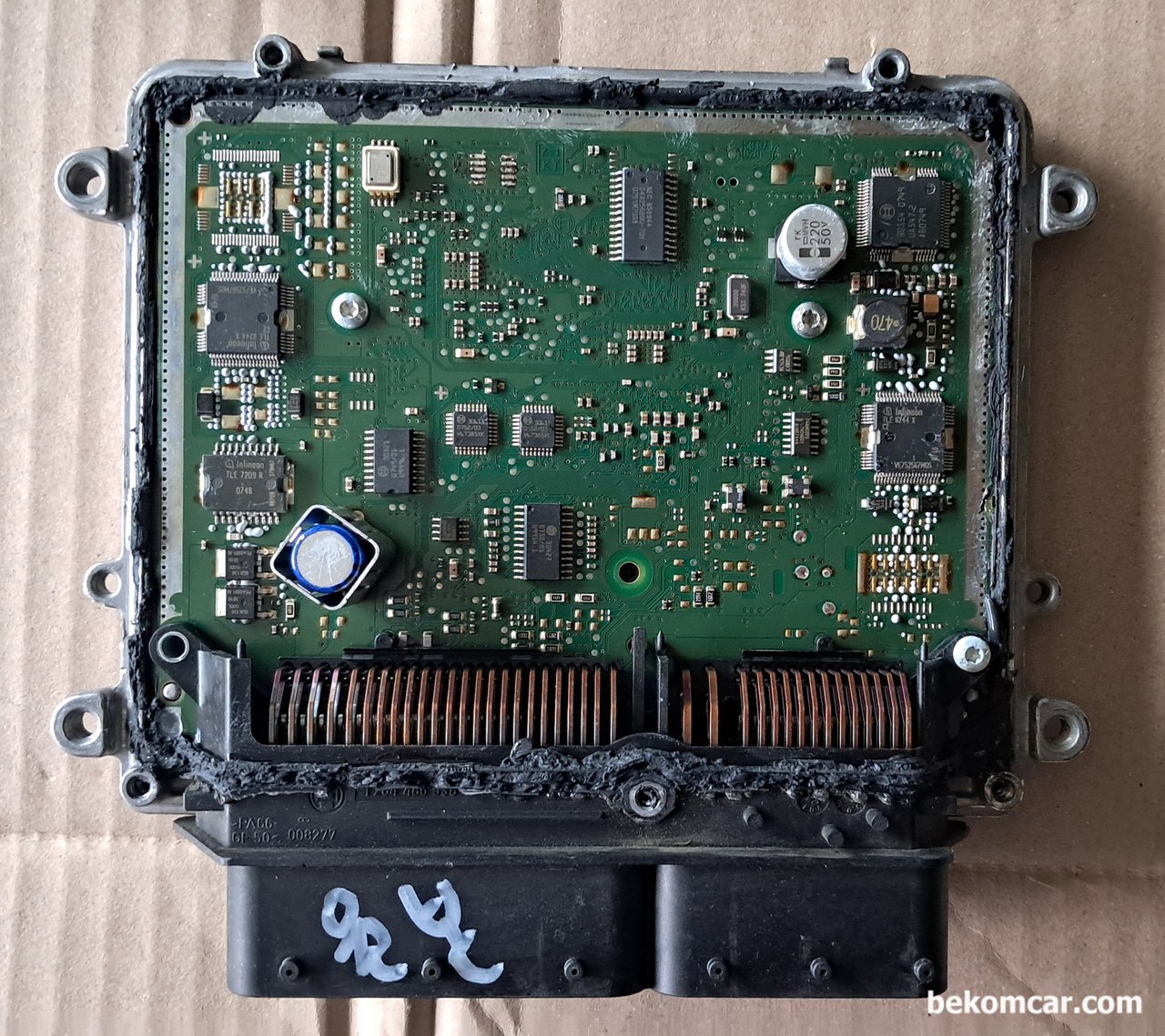 벤츠 S 클래스 2007년 M273 S550 ME9.7 ECU 간헐적 시동불량 기록, 벤츠 S 클래스 2007년 M273 S550 ME9.7 ECU 간헐적 시동불량 증상, ECM 분해하여 기록으로 남긴다. ECM 엔진컴퓨터 커버 탈거후 전체적인 모습이다. VIN 차대번호 이모빌키번호 등을 저장하는 EEPROM 도 확인된다.|베콤카 차량정밀진단