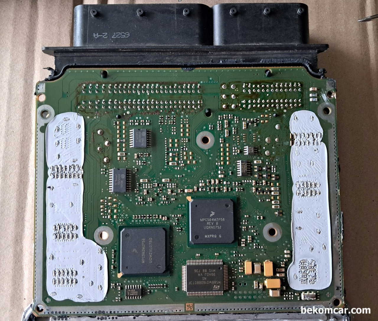 벤츠 S 클래스 2007년 M273 S550 ME9.7 ECU 간헐적 시동불량 기록, 벤츠 S 클래스 2007년 M273 S550 ME9.7 ECU 간헐적 시동불량 증상, ECM 분해하여 기록으로 남긴다. 커버를 탈거하고 2중으로 된 PCB 모습이다. CAN BUS 통신 칩 등이 눈에 들어온다.|베콤카 차량정밀진단