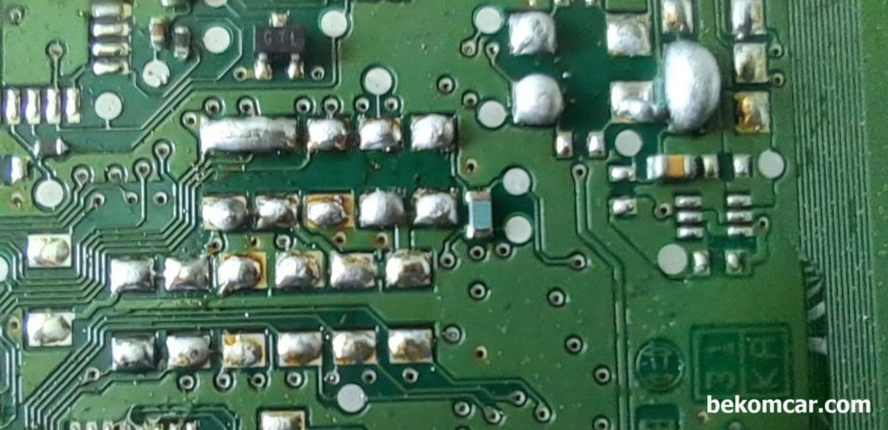 ECU SMD 칩 디솔더링 과 위그 작업등 기록, 칩 제거후에 Wig 청소하지 않고 위에다 바로 납 땜 준비작업 한 상태이다. 상당히 크게 확대한것인데, 좁은 공간이다. 항상 기존 칩 제거후에는 꼭 청소후에 새로운 납 땜을 해야한다.|ベコムカー (bekomcar)
