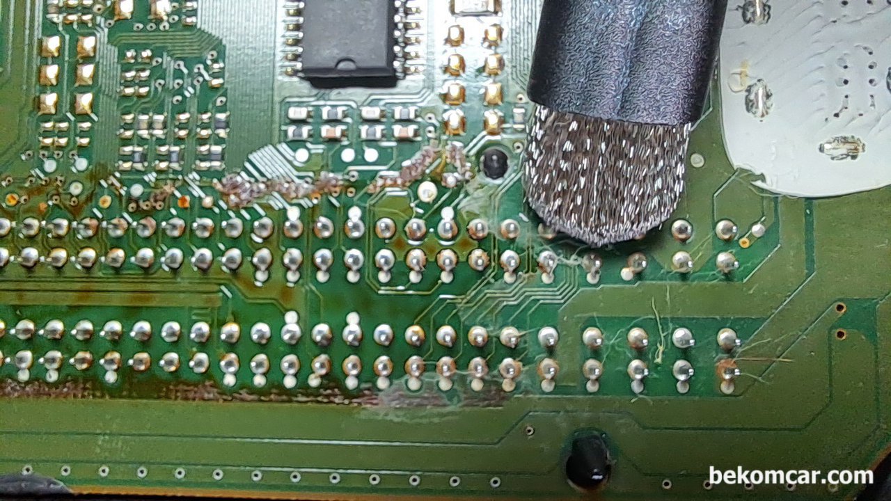 ECU 수리할때 PCB에 유분기등 냉간시 열간시 작동불량 점검, ME9.7 ECU PCB 청소를 한다. PCB 와이어 트레이스에 엔진오일로 추정되는 이물질이 많이 있다. 열간시 단락의 원인이 되는것으로 짐작해본다. PCB 유분기를 깨끗히 청소해준다. 사용하는 브러시는 MECHANIC 의 PCB크리닝 전용브러시 이다.|베콤카 차량정밀진단