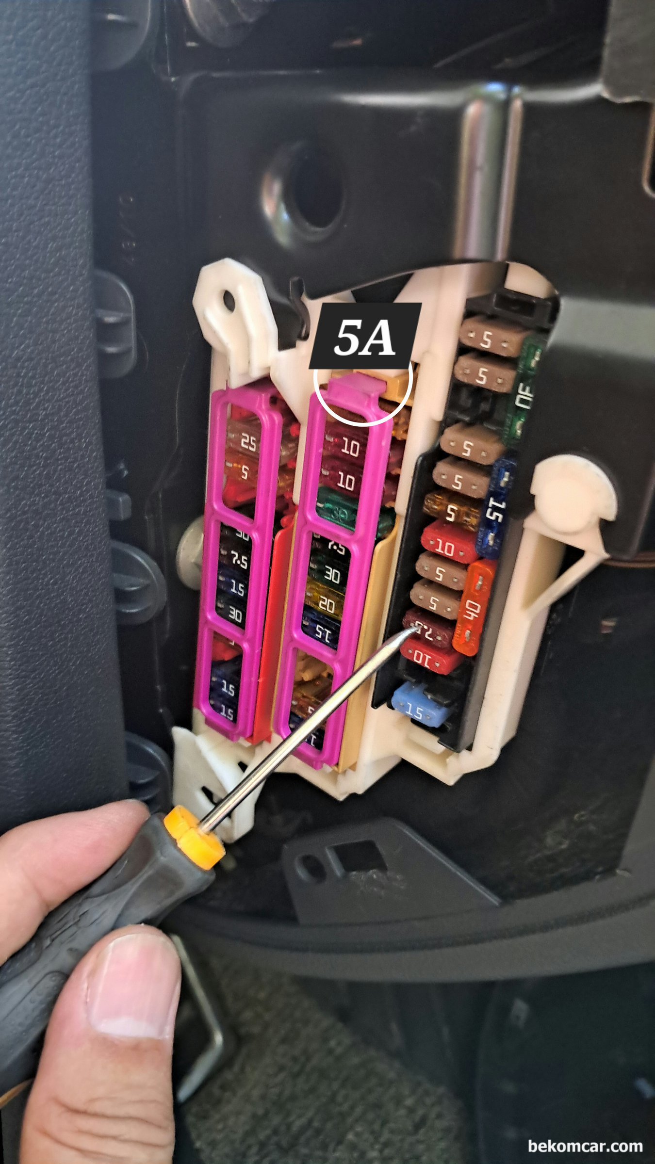 아우디 A7 콰트로 3.0T TFSI, 캔 통신 고장 진단 정에서 배울점, 아우디 A7 콰트로 3.0t TFSI 캔 통신 진단 정비사례, Cluster 모듈등 캔 통신 고장관련된 모듈과 관련된 휴즈쪽 접촉등 상태를 확인하기 시작한다. 그리고 자료에는 없지만 혹시나 모를 캔 통신 모듈의 추방가능성 때문에 시스템 Hard Reset도 한다. 그리고 하나씩 기본 점검을 한다. 이러한 과정후에 본격적인 캔 통신 진단을 하는 절차이다. 일반적인 느낌과는 달리 휴즈가 그냥 힘 없이 쑥 빠진다. 상당히 느슨한 상태이다. 좀 타이트하게 해 준다.|베콤카 차량정밀진단