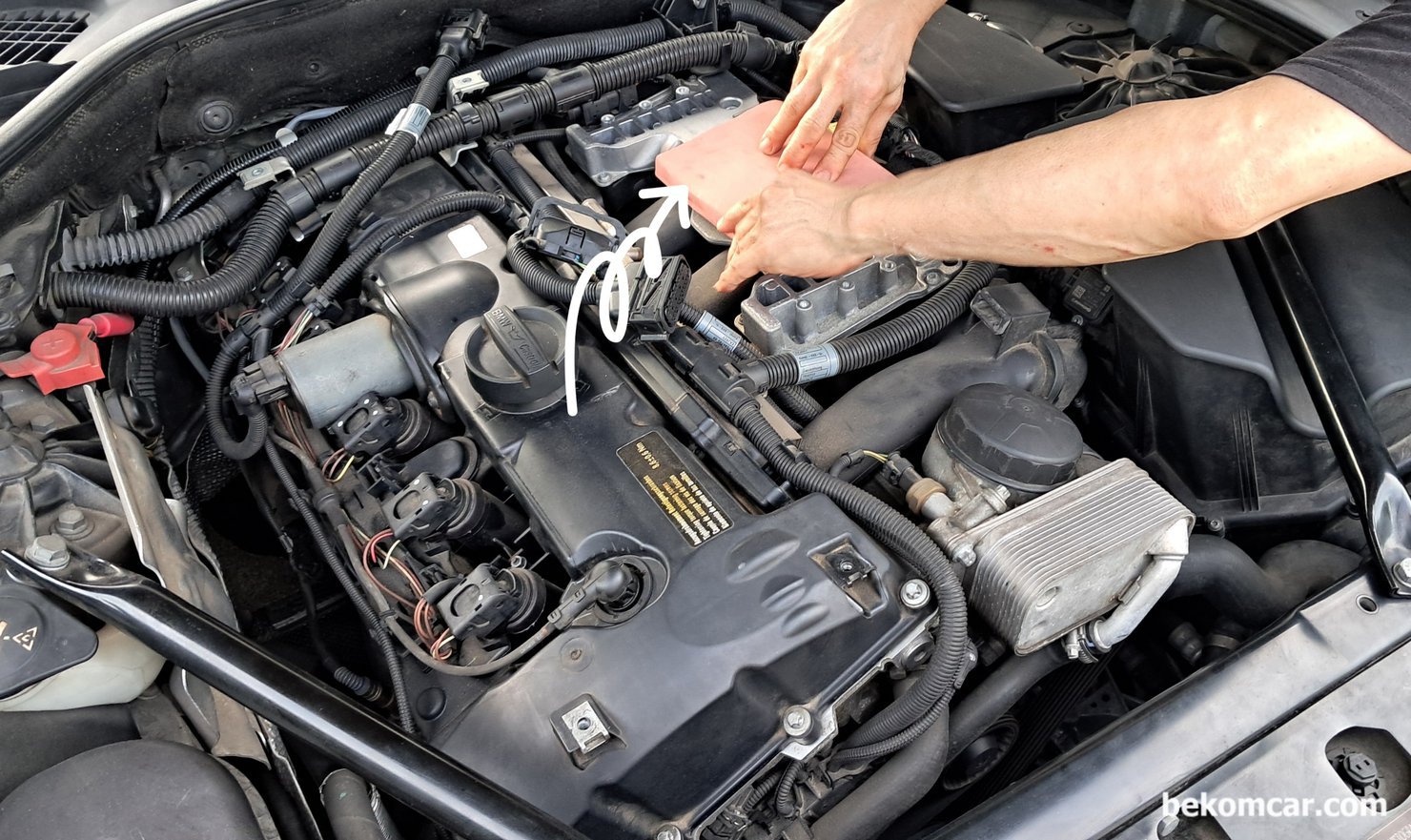 BMW F10 ECU 등 고속 캔 통신 클래스 'D' FlexRay 통신제어 칩, BMW F10 528i DME 수리후 재 장착하고 있다. 오일레벨 세팅불가 등은 F10 528i 에서 흔하게 발생한다.|بيكومكار (bekomcar)