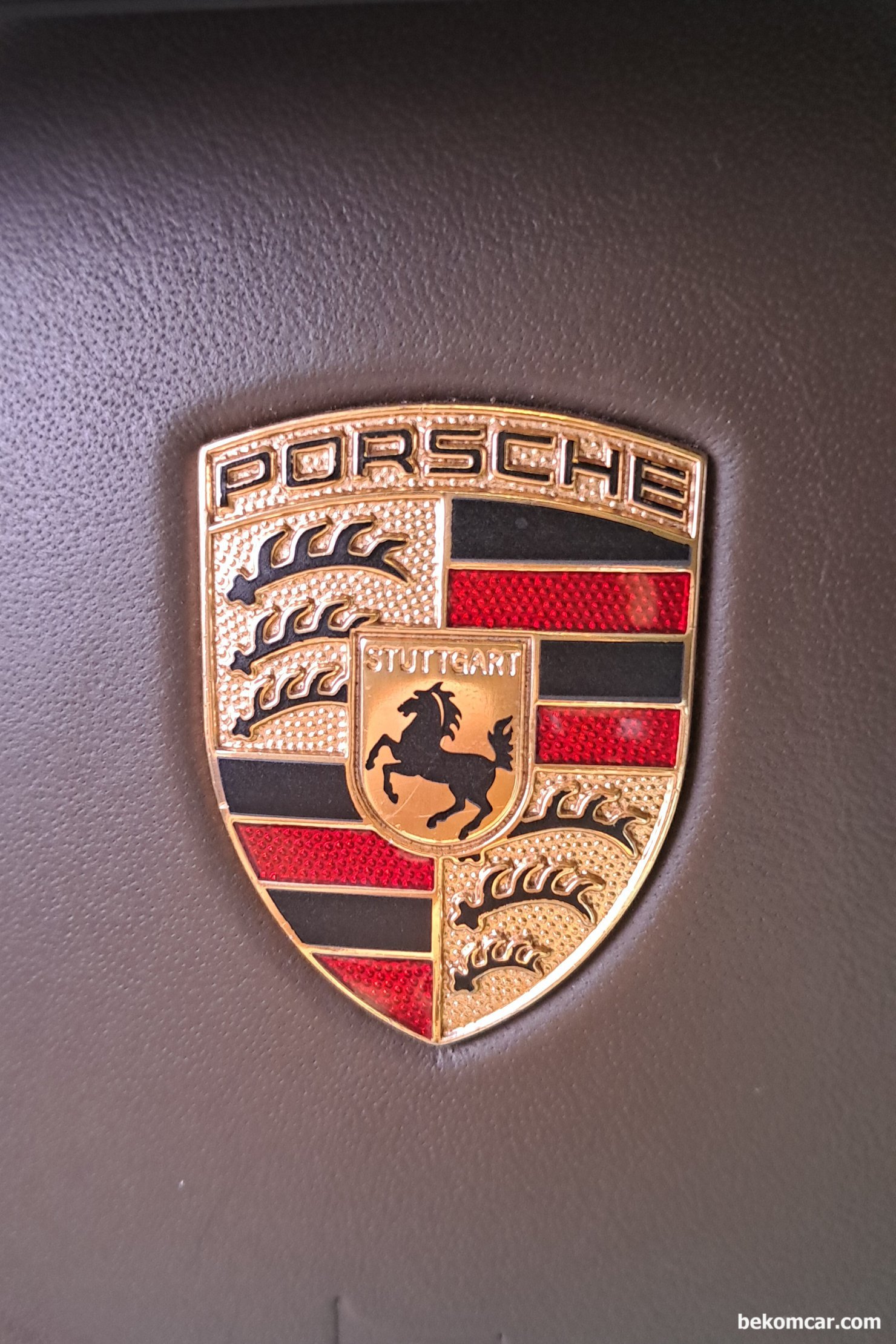 포르쉐 (Porsche) 밸브오버랩 관리 시스템인 VarioCam 자료 정리하면서 느낀점, 포르쉐 (Porsche) 밸브오버랩 관리 시스템인 VarioCam 은 크게 2 단계로 진화되어 카이엔 V8등에는 VarioCam Plus 기술로, 단순히 밸브오버랩 조정을 넘어서 정교한 공기량 조정까지를 할 수 있다. 아이들시에는 매연도 줄이고 연비도 높이지만 부하가 걸리면 밸브오버랩 영역을 크게하여 출력을 조절한다.|بيكومكار  (bekomcar)