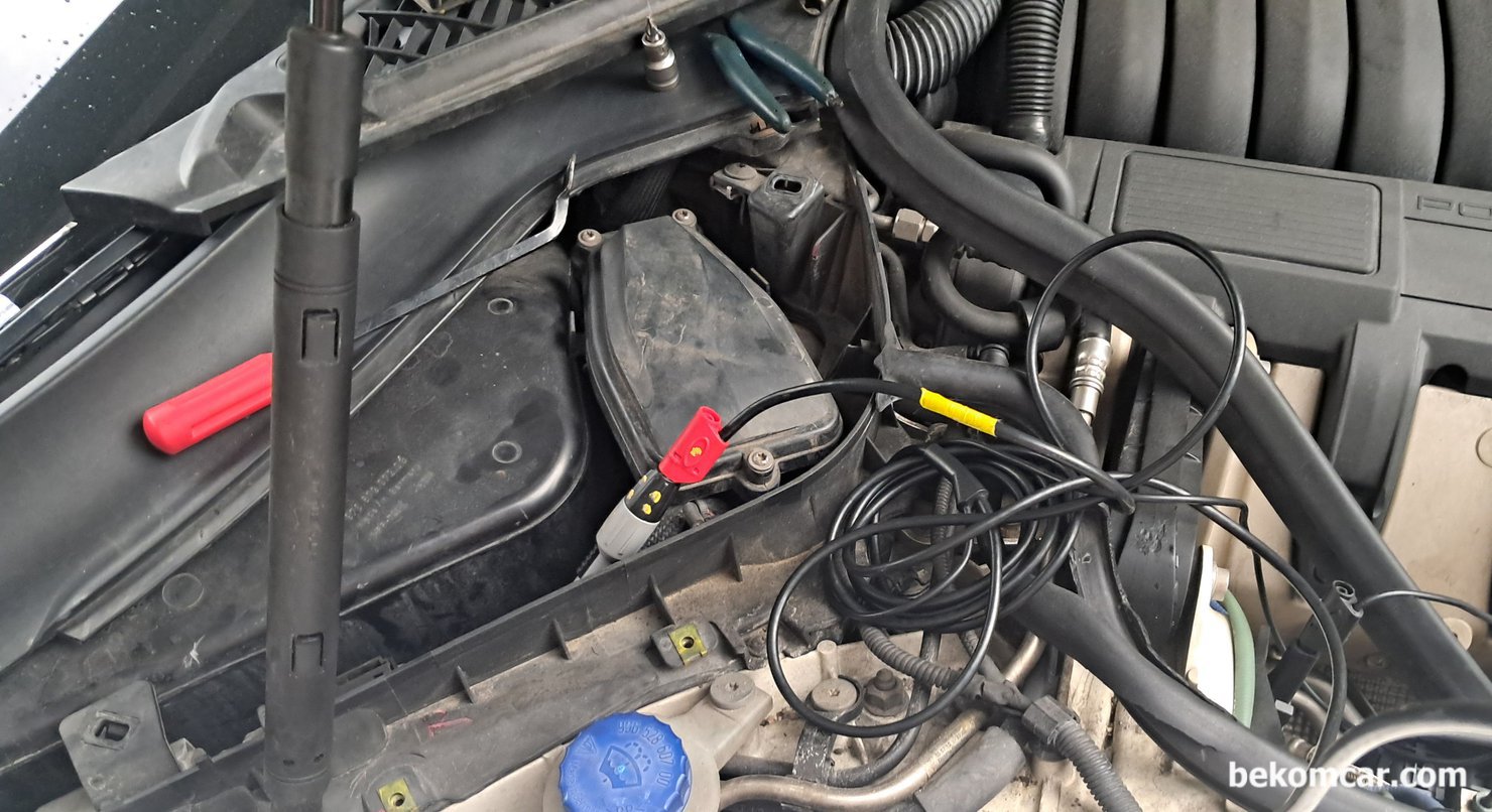 2010 포르쉐 파나메라 4.8L V8 P0016 관련 밸브리프트 파형 측정기록, 포르쉐 파나메라 V8 4.8L 엔진의 경우, DME는 조수석 앞 쪽 엔진룸에 있다. 밸브리프 솔레오이드 위치가 접근이 힘들다. 그래서 DME 에서 밸브리프트 제어선을 찾아서 파형을 측정한다.|بيكومكار (bekomcar)