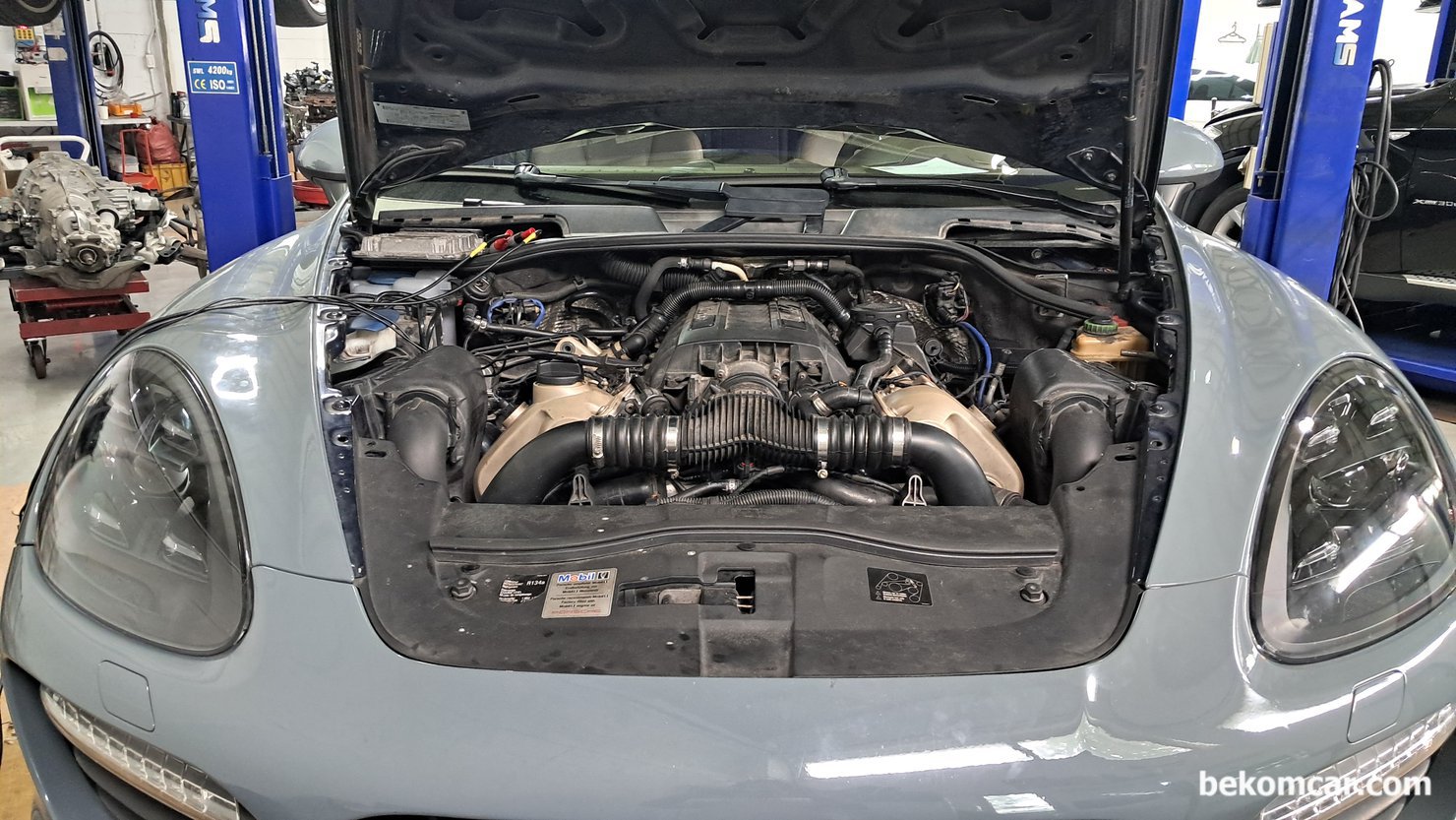 포르쉐 카이엔 92A Valve Lift Adjuster 진단파형 분석기록, P0016 고장코드 완 관련하여, Porsche Cayenne 92A Valve Lift Adjuster 파형 분석기록, 측정 할 준비를 하고있다. 포르쉐 및 수입차 전문가의 도움을 받아서 준비 작업을 차분히 한다. 92A 로 알려진 4.8L V8 터보엔진 에 혼다의 VTEC 과 같은 포르쉐 독자적인 VVT 가변밸브 기술을 탑재하고 있다. DME는 조수석 앞 쪽 엔진룸에 있고 카울커버 탈거하지 않아도 된다.|بيكومكار (bekomcar)