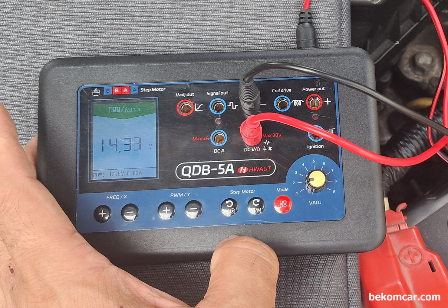 QDB-5A Car Sensor Tester (센서 시뮬레이터) 테스팅 기록, QDB-5A Car Sensor Tester (센서 시뮬레이터) 테스팅 기록이다. 시동후 전압을 측정하고 있는데, 14.33V 가 측정되고 있다. 저항, 전류 등 측정도 가능하다.|بيكومكار (bekomcar)