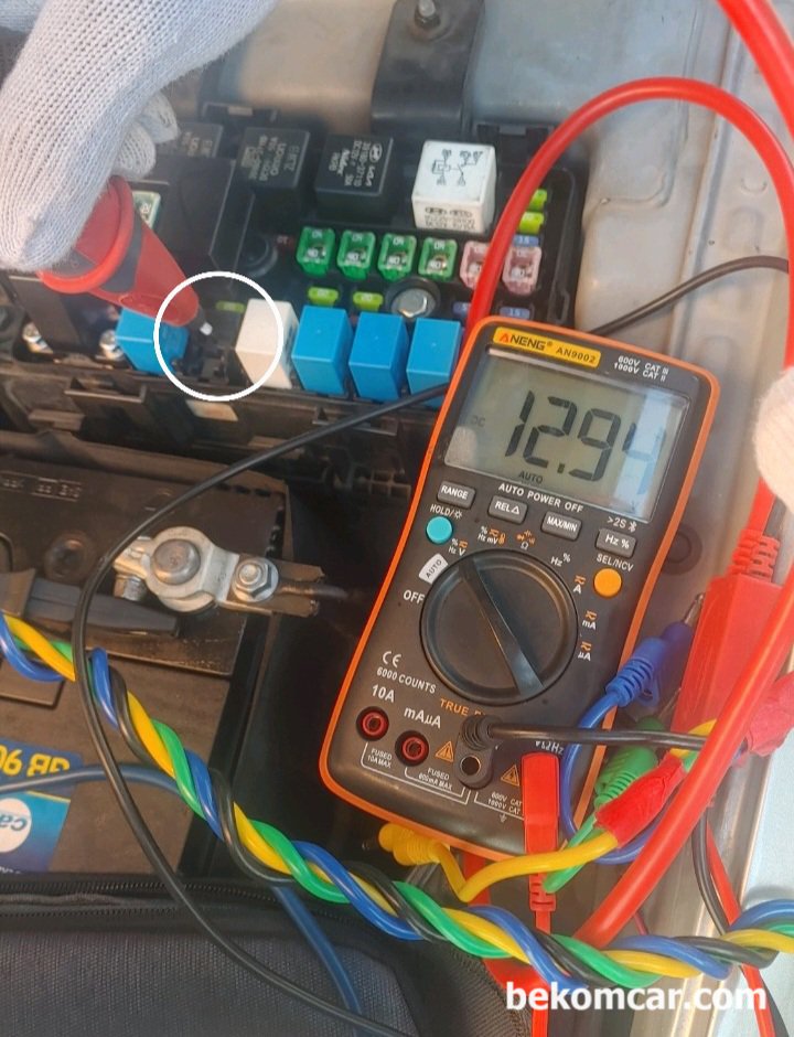 전압강하 (Voltage Drop) 전용 측정프로브 LOADPro, 정밀진단 중요측정 프로브, 실제 엔진룸 휴즈 박스에서 연료펌프 릴레이 회로의 부식, 배선손상, 고 저항, 코넥터, 휴즈 등 전체적인 전압강하 상태를 점검하고 있다. 전원 및 접지 둘 다 상태가 좋게 측정 된다.|ベコムカー (bekomcar)