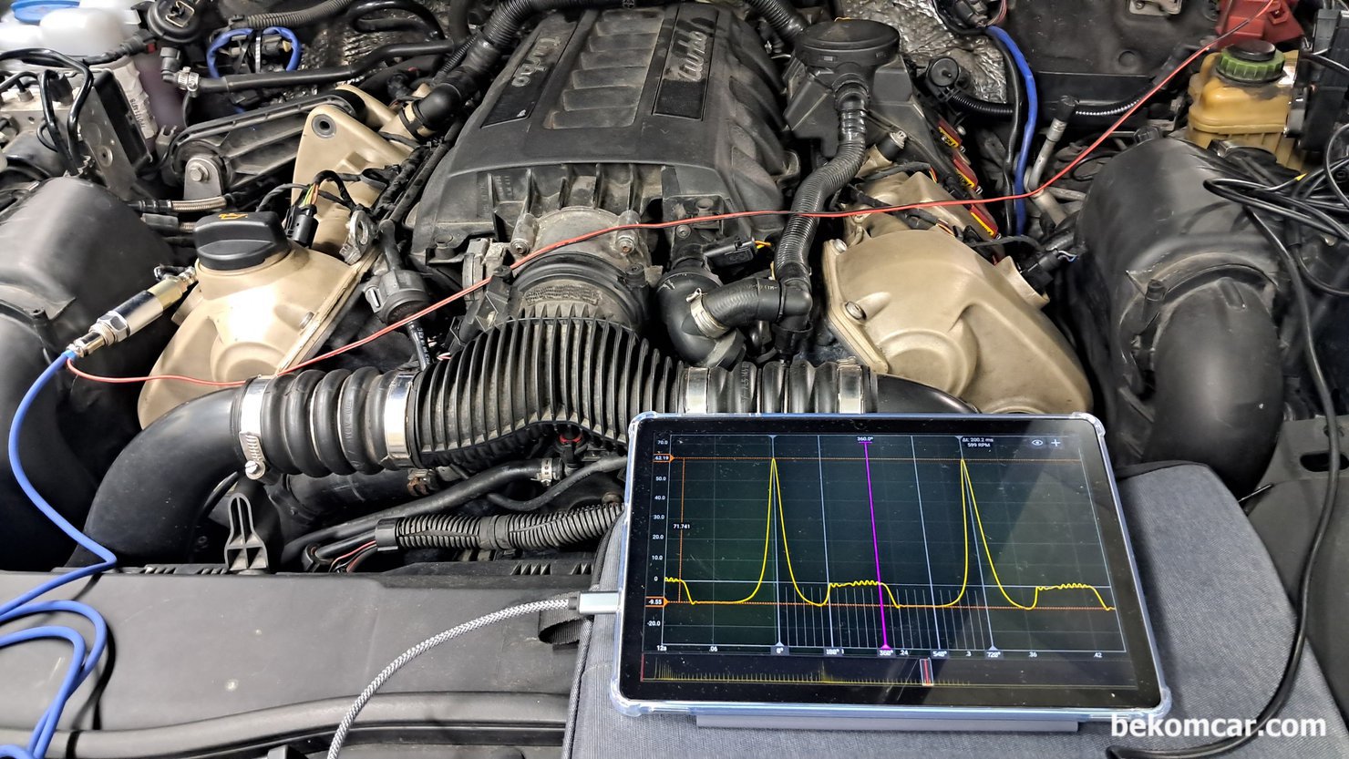 포르쉐 카이엔 P0016 뱅크1 크랭크 캠새프트 타이밍 진단과정, 포르쉐 카이엔 P0016 뱅크1 크랭크 캠새프트 타이밍 진단과정으로 냉간시 타이밍을 측정하면 흡기. 배기 등 모두 약 40~45도 정도 진각 Advanced 로 측정되고 있다. 실린더 압축압력 70PSI정도 매니폴드 압력 -10PSI정도, 모두 정상 범위이다. 그리고 헤드쪽 혹 블럭쪽 어디에서 리크등 흔적은 발견되지 않는다.|بيكومكار  (bekomcar)