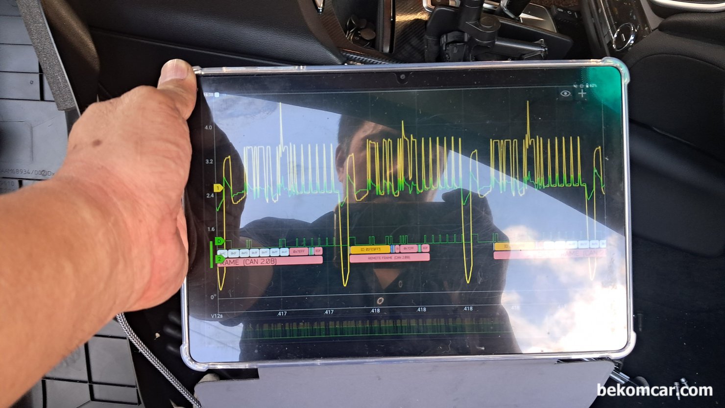 마세라티 기블리, CAN BUS U0202 통신에러 진단과정, 배선 찾는것이 쉽지 않다., 캔 통신의 경우 보통 2.5V기준으로 CAN HIGH는 3.5V정도, 그리고 CAN LOW는 1.5V 정도 사각파형으로 오르락 내리락 한다. 파형 자체가 100% 에러임을 알려주지만 그래도 다시한번 캔 통신 파형 디코딩을 통하여 상태를 재 확인한다. 가장 흔한 CRV 에러와 No data packet 에러가 확인된다. 마세라티 기블리 이 친구는 지금 캔 통신, 구체적으로 CAN LOW 배선 상태가 좋지 않다.|베콤카 차량정밀진단