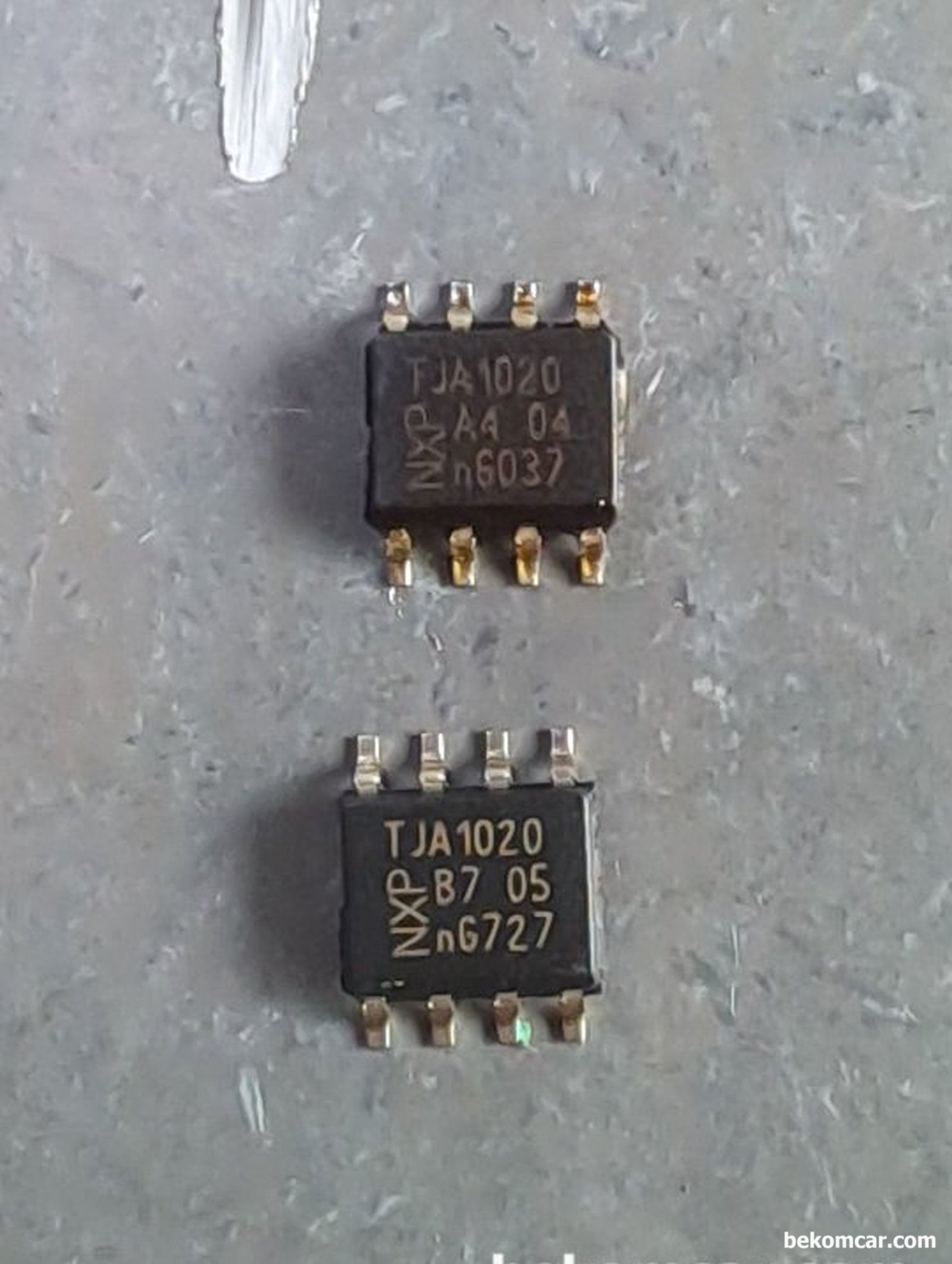 BMW F10 CD9304 린 통신에러 엔진오일 레벨세팅 불가 DME 진단.수리 과정 기록, BMW F10 528i에서 자주 발생하는 LIN BSD 고장코드 CD9304 칩으로 위에 있는것이 고장난 기존곳이고 아래쪽이 새로 교체한 TJA1020 NXP 칩이다. NXP는 필립스가 인수하였으나, 브랜드는 여전히 NXP로 사용하고 있다. 보기에는 커 보여도 실제는 상당히 작다.|베콤카 차량정밀진단