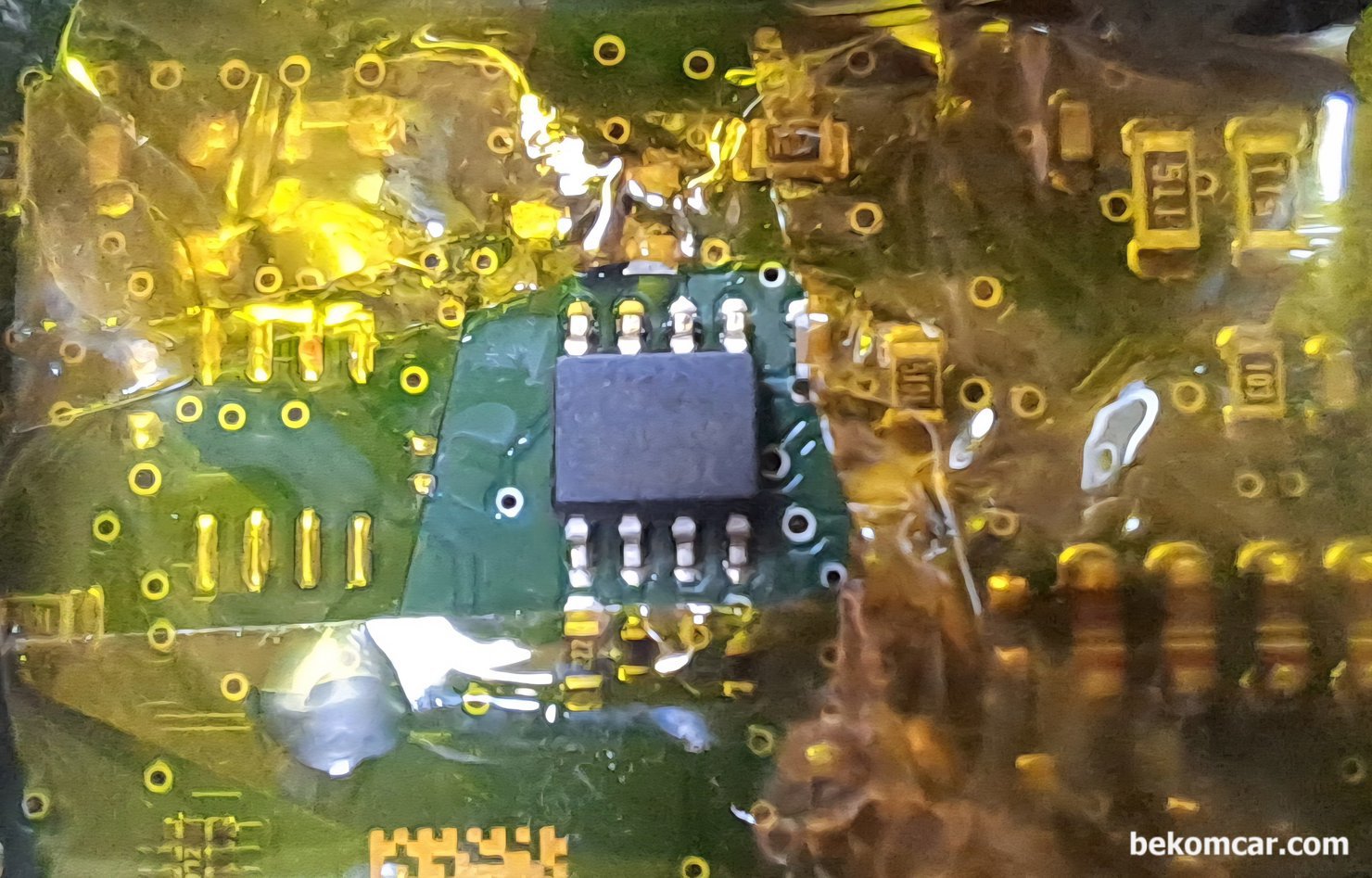 BMW F10 CD9304 린 통신에러 엔진오일 레벨세팅 불가 DME 진단.수리 과정 기록, BMW F10 528i에서 자주 발생하는 LIN BSD 고장코드 CD9304 관련 DME 린 통신 칩 이다. LIN BSD 통신 칩이 엔진오일 레벨 세팅, 알터네이터, 배터리 IBS등을 조절한다. 린 통신 칩 주위에 있는 아주 작은 저항등 칩 등이 실수로 떨어져 나갈 수 있기 때문에 주위의 칩 들을 방열 테이프로 보호해 준다. 매우 중요한 작업 단계이다.|베콤카 차량정밀진단