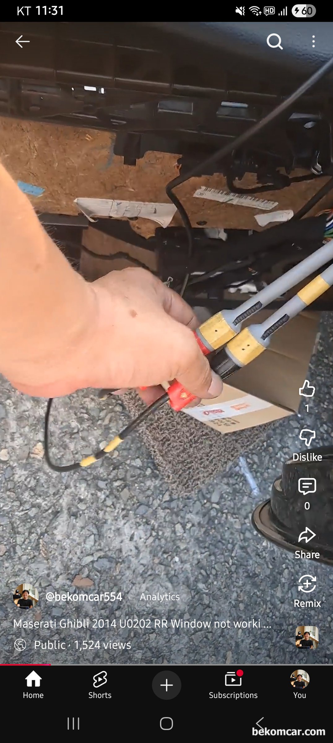 마세리티 기블리 U0202 캔 통신 진단과정 중의 쇼트영상, 3일만에 1,524 조회수, 마세라티 기블리 창문의 캔 통신 선에서 CAN LOW가 정말 이상한지 확인 작업을 한다. CAN LOW 선을 OPEN 한 다음에 파형을 살펴보기로 한다. 캔 통신 고장코드는 U0202 이다. 도어패널 탈거후에 모듈에서 꽈배기 처럼 된 2개의 배선이 3개가 있는데 그중에서 파란색 과 하얀색이 U0202 관련 캔 통신 배선이다. 파란색은 CAN HIGH 그리고 하얀색은 CAN LOW 이다. 주로 미국 차량에서 자주 발견되는 캔 통신 배선 색 이다.|بيكومكار  (bekomcar)