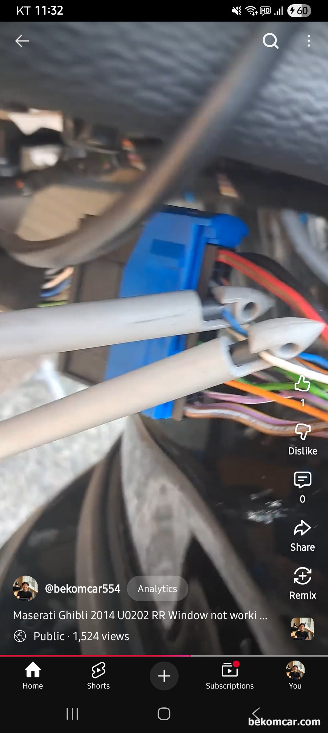 마세리티 기블리 U0202 캔 통신 진단과정 중의 쇼트영상, 3일만에 1,524 조회수, 이번에는 캔 통신 배선 중에서 CAN HIGH를 OPEN 단선 시킨다. 그리고 스코프 캔 통신 파형을 살펴보기로 한다. 회로도가 없는 상태에서 진단 하다 보니 지금 측정하는 배선이 U0202 캔 통신 HIGH 선이 맞는지 확인을 하는 과정이다. 파란색이 CAN HIGH 그리고 하얀색이 CAN LOW 배선이다.|بيكومكار  (bekomcar)