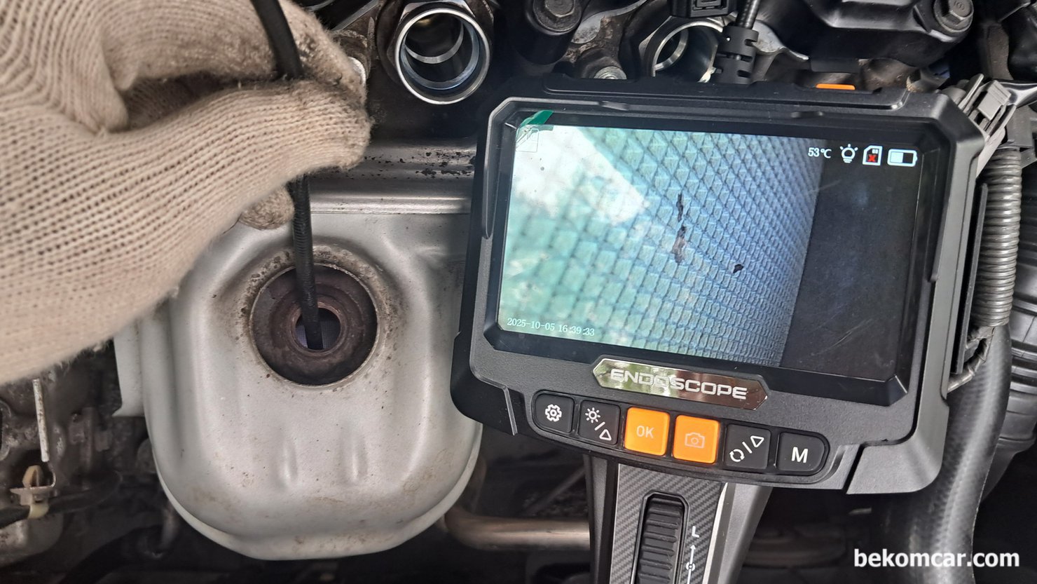 산소센서2번 파형 & 촉매 효율저하 내시경 검사. 시빅 1.8L 사례, 2009년 혼다 시빅 1.8L의 산소센서2번 파형이 촉매 효율저하 상태에 가까운 상태, 촉매 내시경 검사 과정이다. 촉매 표면에 이물질이 있다. 제거해 준다. 카본 찌꺼기가 떨어져 나오면서 고온 고압에 말라깽이가 되었지만 완전연소 되어 사라지지 않고 이물질로 배출되어 촉매 표면에 걸린 것 같다.|بيكومكار  (bekomcar)