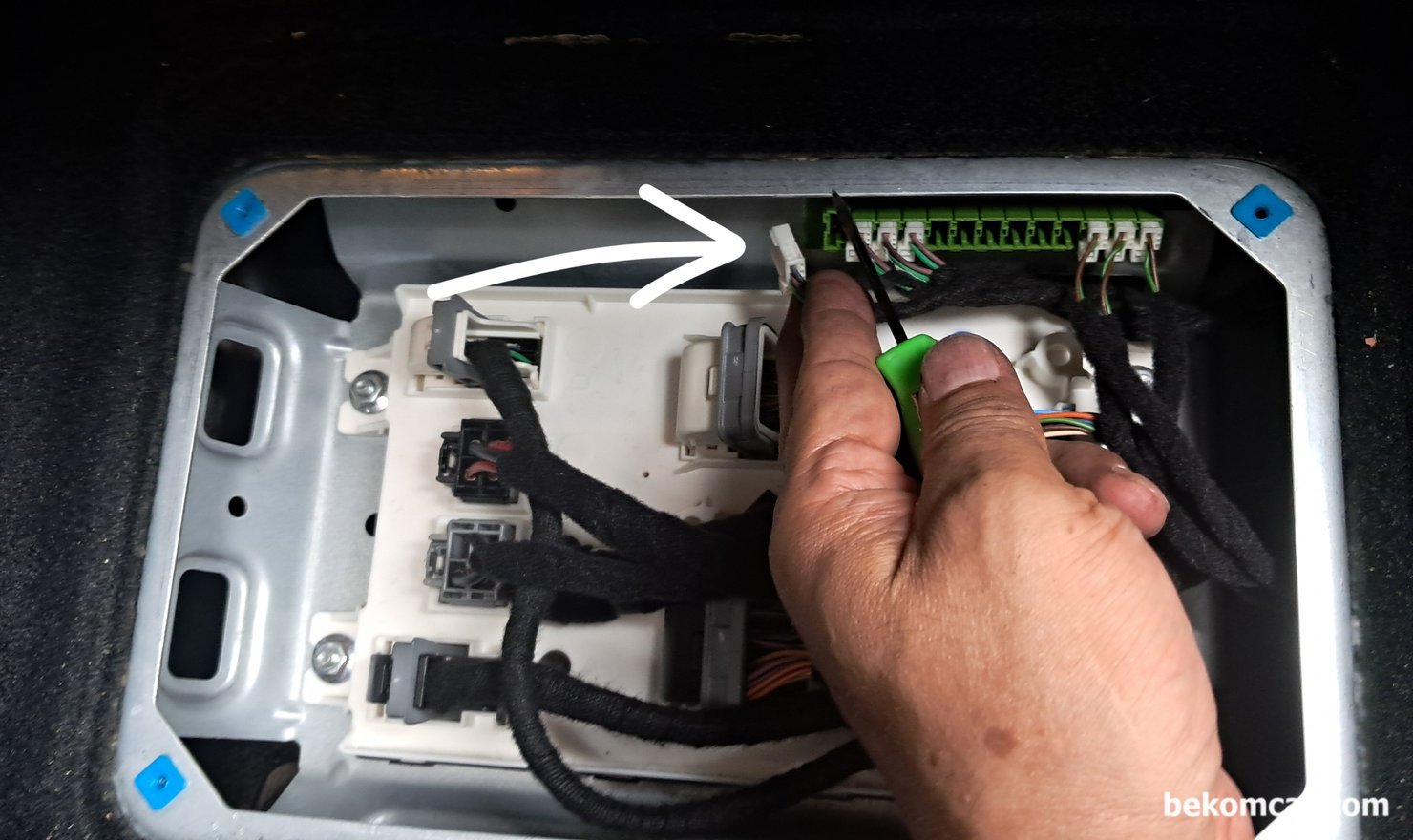 크라이슬러 피아트 파워네트워크 (BCM & Star Connector) 참고사항, 조수석 대시 아래 BCM 커버를 탈거하면 BCM 과 Star Connector가 있다. 종단 저항도 Star Connector 에 있다. 화살표 부분이 바로 Star Connector 로 다른 모듈과 연결되어 있다. BCM 이 Gateway 역활을 하기때문에 다양한 캔 통신 프로토콜이 BCM으로 연결되어 있다. 진단 차량은 마세라티 기블리 2014년 휘발유 차량이다.|بيكومكار  (bekomcar)