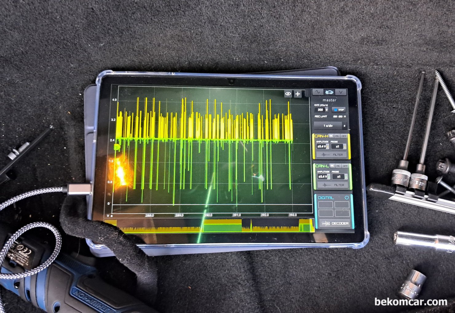 크라이슬러 피아트 파워네트워크 (BCM & Star Connector) 참고사항, 오실로스코프를 이용하여 캔 통신 진단시 코넥터 혹 모듈등 이나 배선 작업등 하면서 캔 통신 파형을 모니터링 한다. 정상인 경우 캔 통신 파형이 정상으로 돌아온다. 이번 진단 차량은 마세라티 기블리 2014년 휘발유 차량이다.|بيكومكار  (bekomcar)