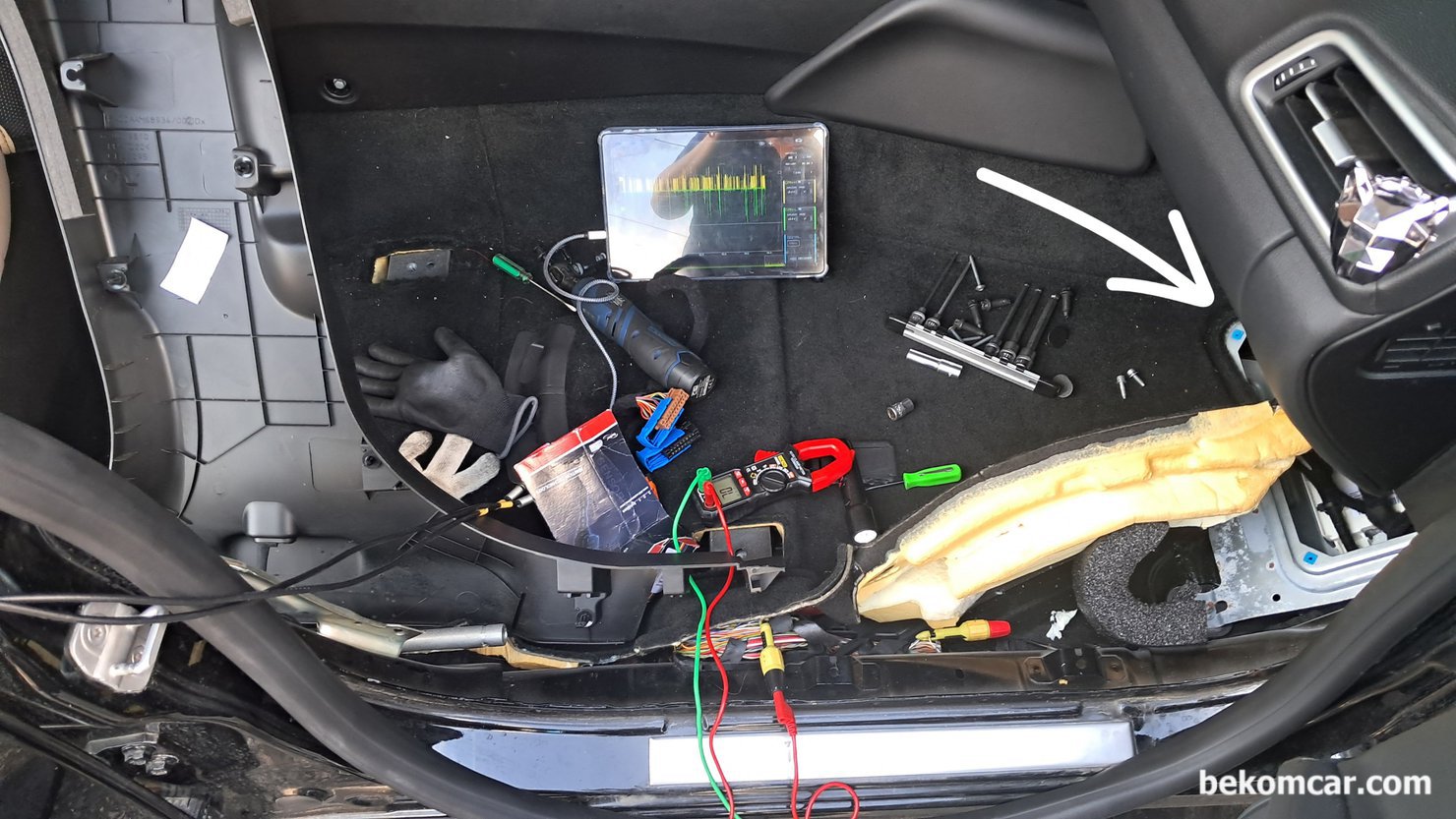 크라이슬러 피아트 파워네트워크 (BCM & Star Connector) 참고사항, 2014년 마세라티 기블리 경우 조수석 대시 밑 카펫 들어내면 BCM 커버가 있다. 커버를 탈거하면 BCM이 있는데, Star Connector 및 BCM 에 연결된 각종 코넥터가 있다. 관련 영상은 https://www.youtube.com/watch?v=rHuHcAuKms0 를 참고한다.|بيكومكار  (bekomcar)