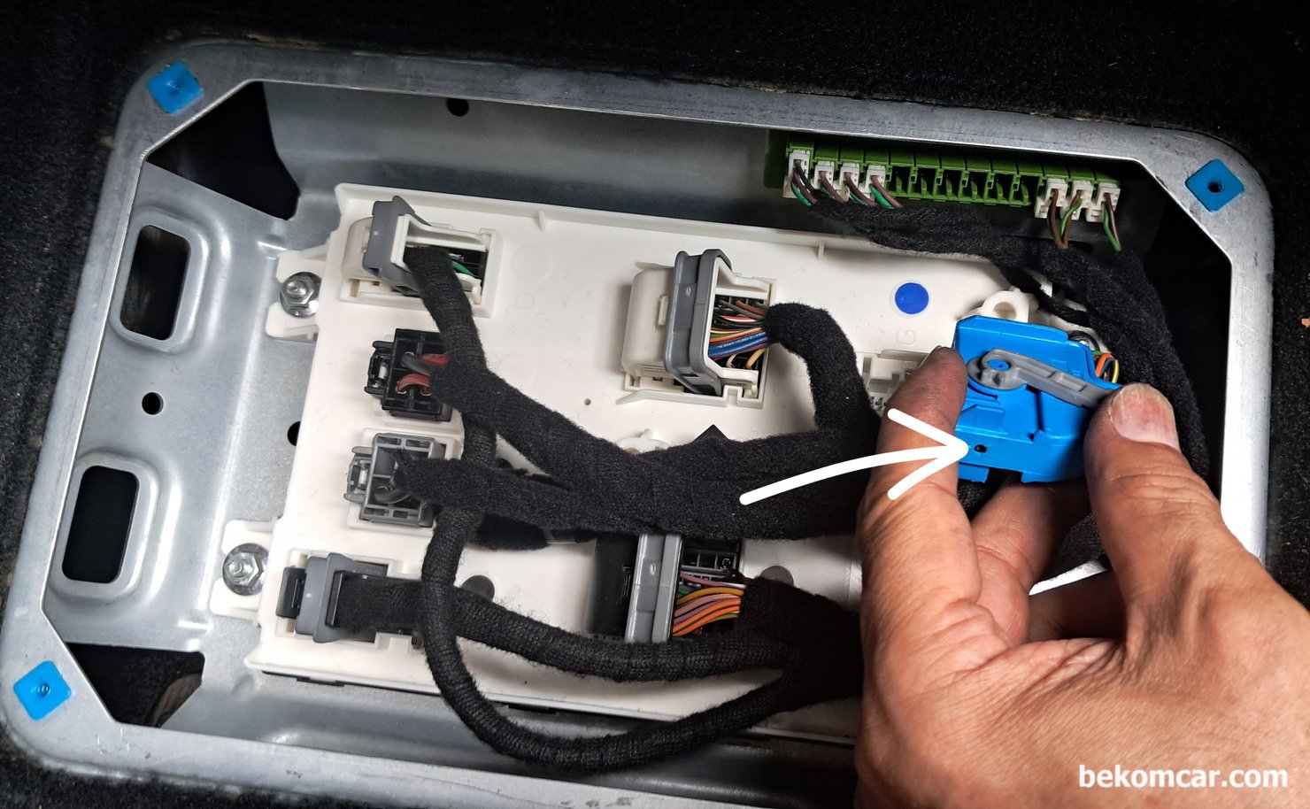 크라이슬러 피아트 파워네트워크 (BCM & Star Connector) 참고사항, BCM의 각종 기능 코넥터들이 있다. 캔 통신 진단 정비시 BCM 과 Star Connector 는 정비사 입장에서는 상당히 편리하고 좋다. 진단 차량은 마세라티 기블리 2014년 휘발유 차량이다.|بيكومكار  (bekomcar)