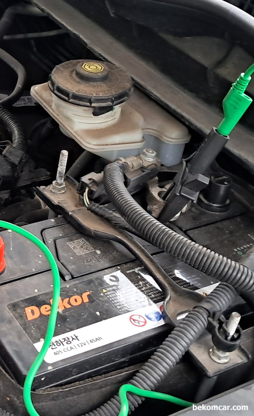 혼다 어코드 시빅 CRV등 IBS 위치 및 구조, Check Charge System 관련, 사진 자료는 2017년 CRV 이다. 혼다 어코드 시빅 CRV등 IBS 위치 및 구조, Check Charge System 관련 배터리 배터리 센서부분 기록이다. 차량에 따라서 IBS 에 2개 혹 3개 와이어가 있다. 1개 혹 2개 (보통 흰색  초록) 파워 와 LIN BUS 통신 BRN등 와이어가 있다. Check Charge System 메시지가 있는경우 꼭 진단부터 해 본다.|بيكومكار  (bekomcar)