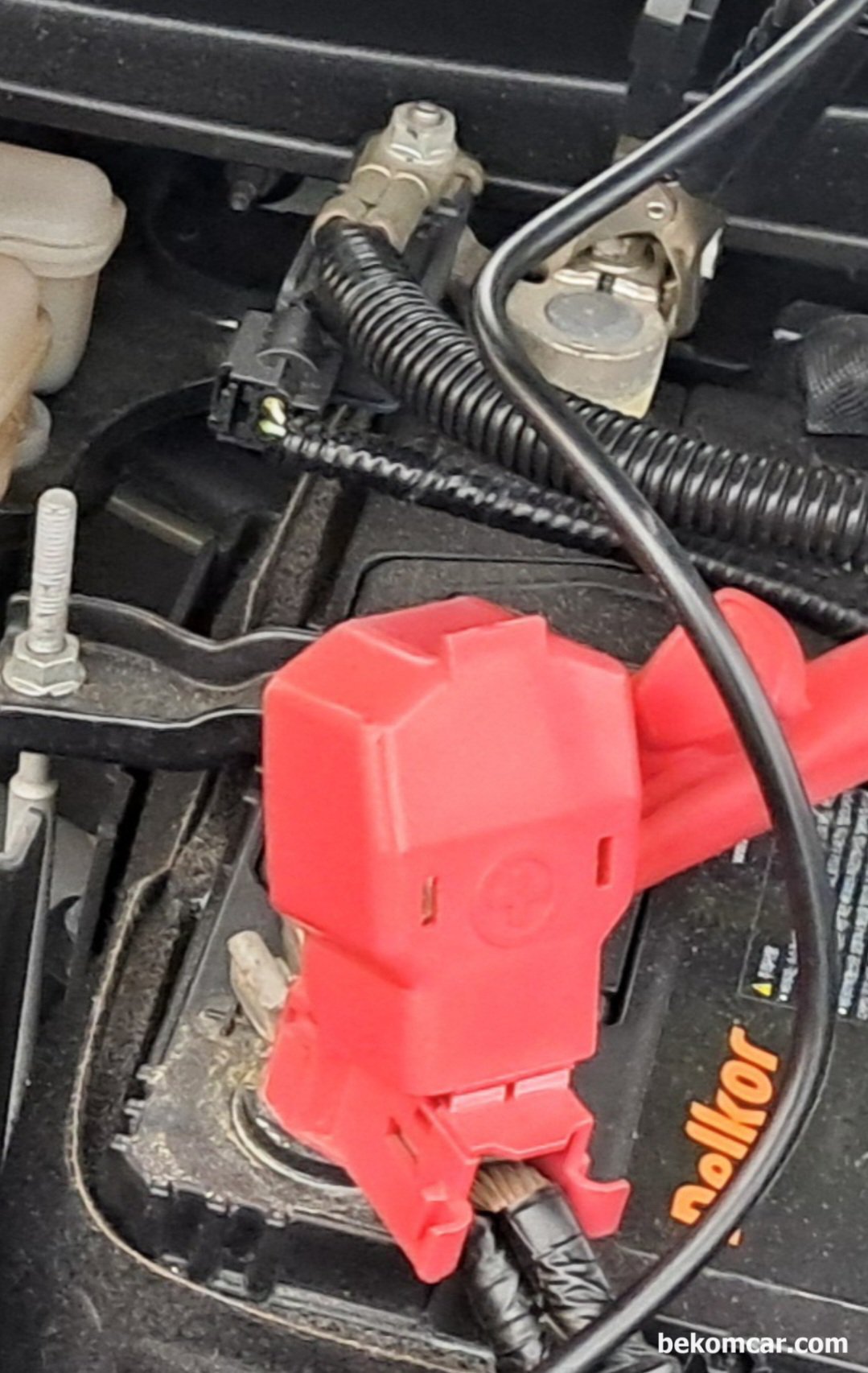 혼다 어코드 시빅 CRV등 IBS 위치 및 구조, Check Charge System 관련, 좀 해갈리는데 2018년 어코드 차량의 배터리 부분이다. 역시 와이어가 2개이다. 하나는 파워라인 그리고 나머지 하나는 LIN BUS 통신 선 이다. Alternator도 린 버스 (LIN BUS) 제어가 되니 진단시 참고한다.|بيكومكار  (bekomcar)