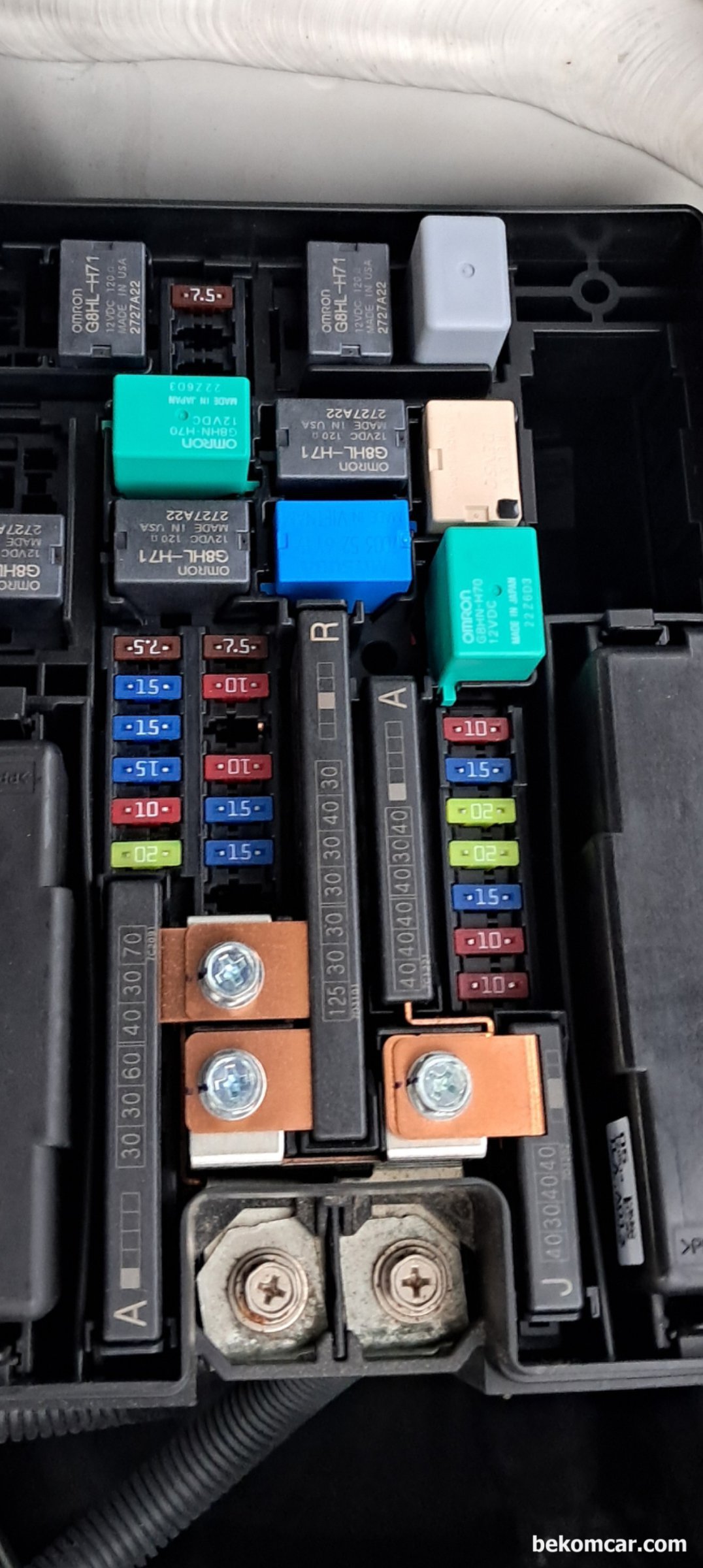 혼다 어코드 시빅 CRV등 IBS 위치 및 구조, Check Charge System 관련, 휴즈박스이다. 혼다 시빅, 어코드, CRV 그리고 옵션별로 차이가 있으니 그냥 참고만 한다.|بيكومكار  (bekomcar)