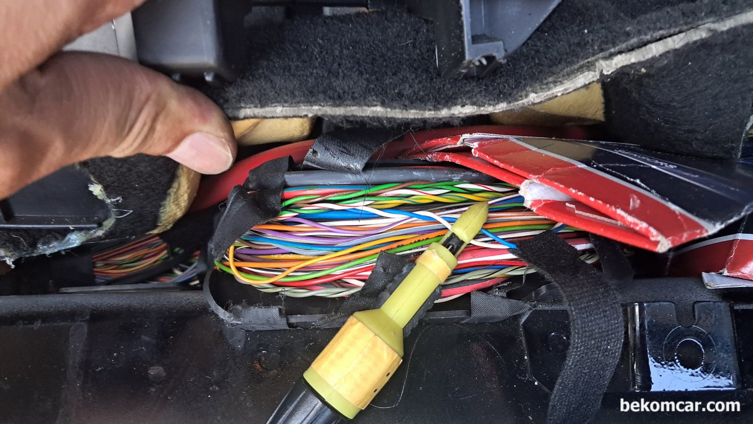 마세라티 기블리 캔 통신에러 U0202 진단 & 정비 완료 소식, 마세라티 기블리 캔 통신 고장코드 U0202 고장코드 진단 후, 드디어 고장 부위를 찾아낸다. 하지만 정확한 포인트 확인을 해야 한다. 그래도 약 1m 구간 사이의 어딘가에 배선 고장이 있는 것 까지 좁혔다. 그런데, 마지막 배선 작업을 하고자 하는데 변수가 생겼다.|베콤카 차량정밀진단