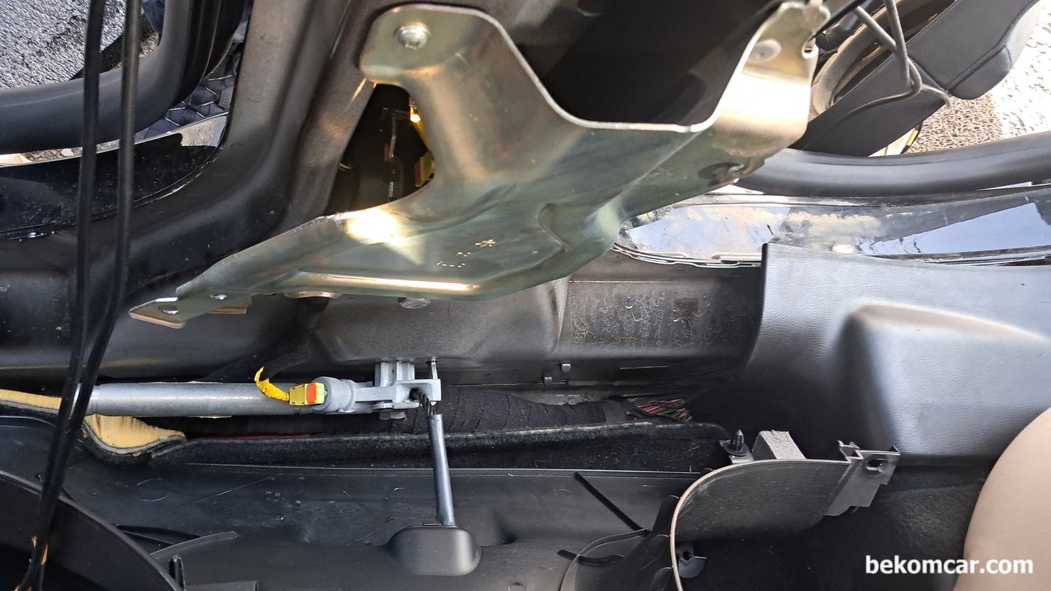 마세라티 기블리 캔 통신에러 U0202 진단 & 정비 완료 소식, 마세라티 기블리 캔 통신 고장코드 U0202 진단후, 최종적으로 고장난 부위의 배선 작업을 할려고 B 필러등 다 탈거를 하였다. 그런데 배선 뭉치가 통과하는 곳이 철판으로 가려져 있다. 이 철판을 쉽게 어떻게 하지 못 하고, 비행기 시간 때문에 일산으로 왔다. 물론 샵 대표님 께는 고장 부위 및 진단 결과등 구두 보고와 사진 그리고 영상까지 드렸다. 그리고 오늘 샵 대표님 께서 이 철판을 어떻게 하는 것 보다는 배선 점프를 하는 것이 더 좋다고 판단하시고 점프를 하시기로 했다. 물론 점프를 하면 U0202 고장 이 해결된다. 캔 통신 정비시에는 점프를 많이 하기도 한다.|베콤카 차량정밀진단