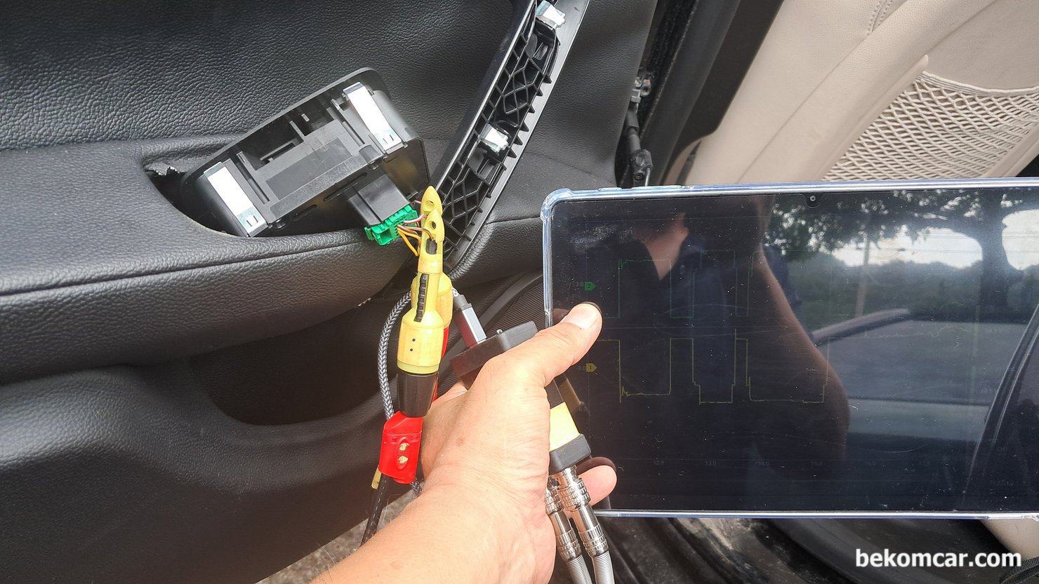 마세라티 기블리 캔 통신에러 U0202 진단 & 정비 완료 소식, 마세라티 기블리 캔 통신 고장코드 U0202 진단 과정인데, 고장은 조수석 뒤쪽문이다. 그런데 회로도가 상세하지 못 해서 할 수없이 운전석 뒤쪽에서 정상 작동중인 파형을 먼저 파악하여 기록해둔다. 다음에 고장이 있는 조수석 뒤 쪽 문으로 가서 하나씩 확인 작업을 한다.|베콤카 차량정밀진단