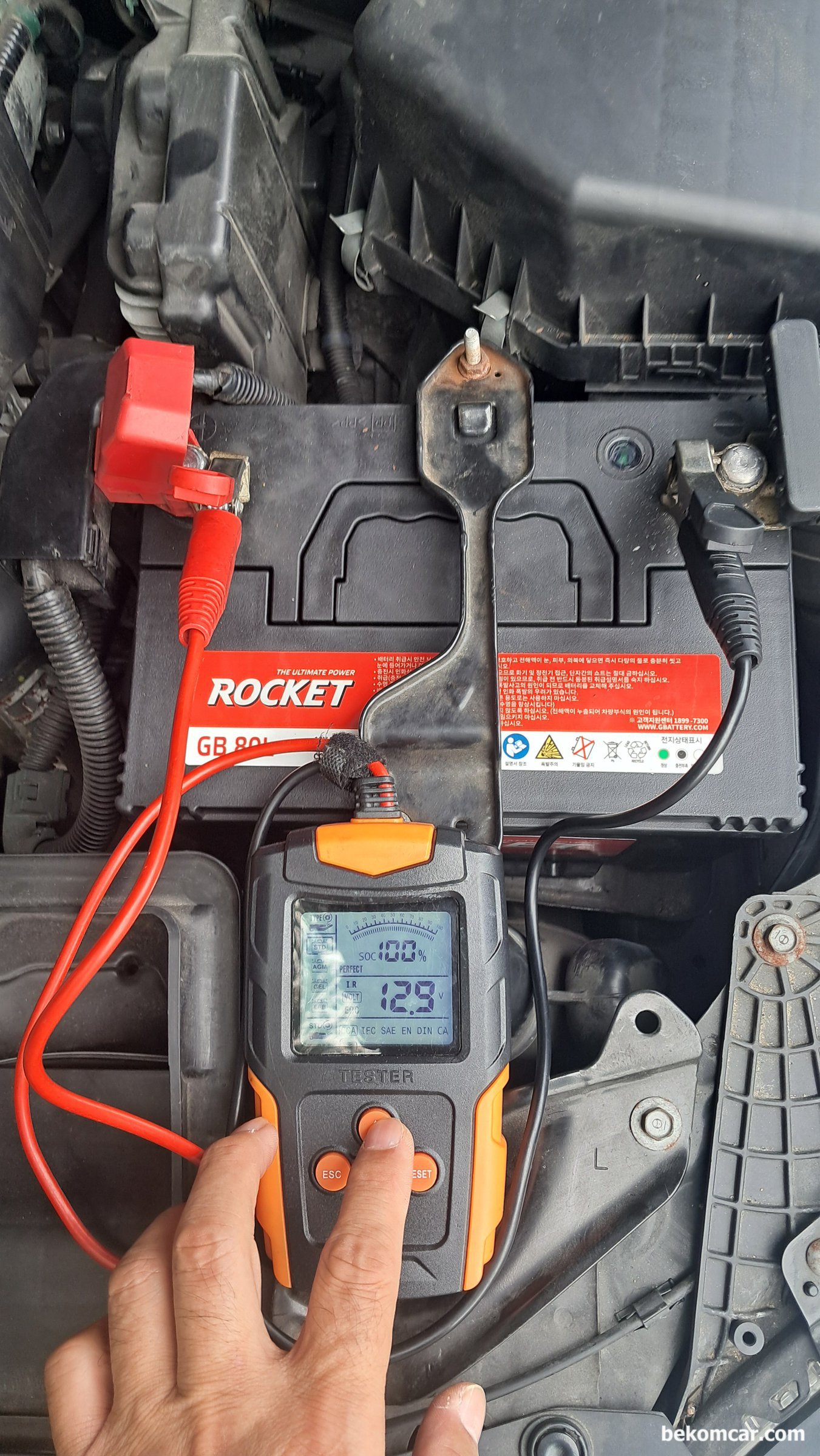 혼다 어코드 'Check Charging System' P16E3 & B1192 고장코드 전압강하 및 기본점검 기록, 혼다 어코드 P16E3 & B1192 고장코드, P16E3 'PGM-FI Battery Sensor LIN Communication Error' 기본 점검으로 배터리  SOC (State of Charge) 측정이다. 100%에 12.9V로 측정 된다. 이 방법이 100%는 아니어도 그래도 어느 정도 신뢰도는 있다.|بيكومكار  (bekomcar)