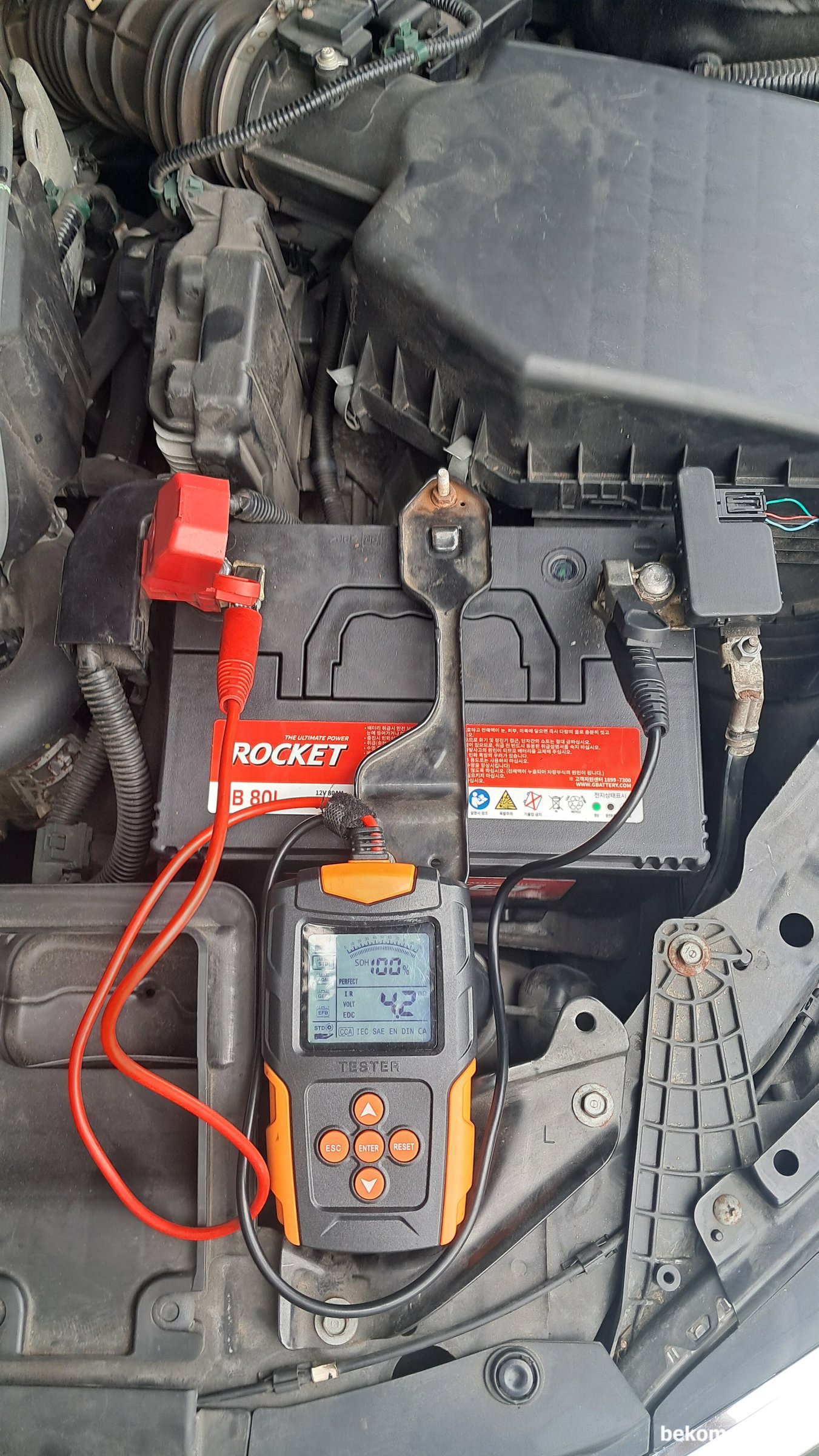 혼다 어코드 'Check Charging System' P16E3 & B1192 고장코드 전압강하 및 기본점검 기록, 혼다 어코드 P16E3 & B1192 고장코드, P16E3 'PGM-FI Battery Sensor LIN Communication Error' 기본 점검으로 배터리  SOH (State of Health) 측정값이 100%에 4.2mOhm으로 정상으로 측정된다.|بيكومكار  (bekomcar)