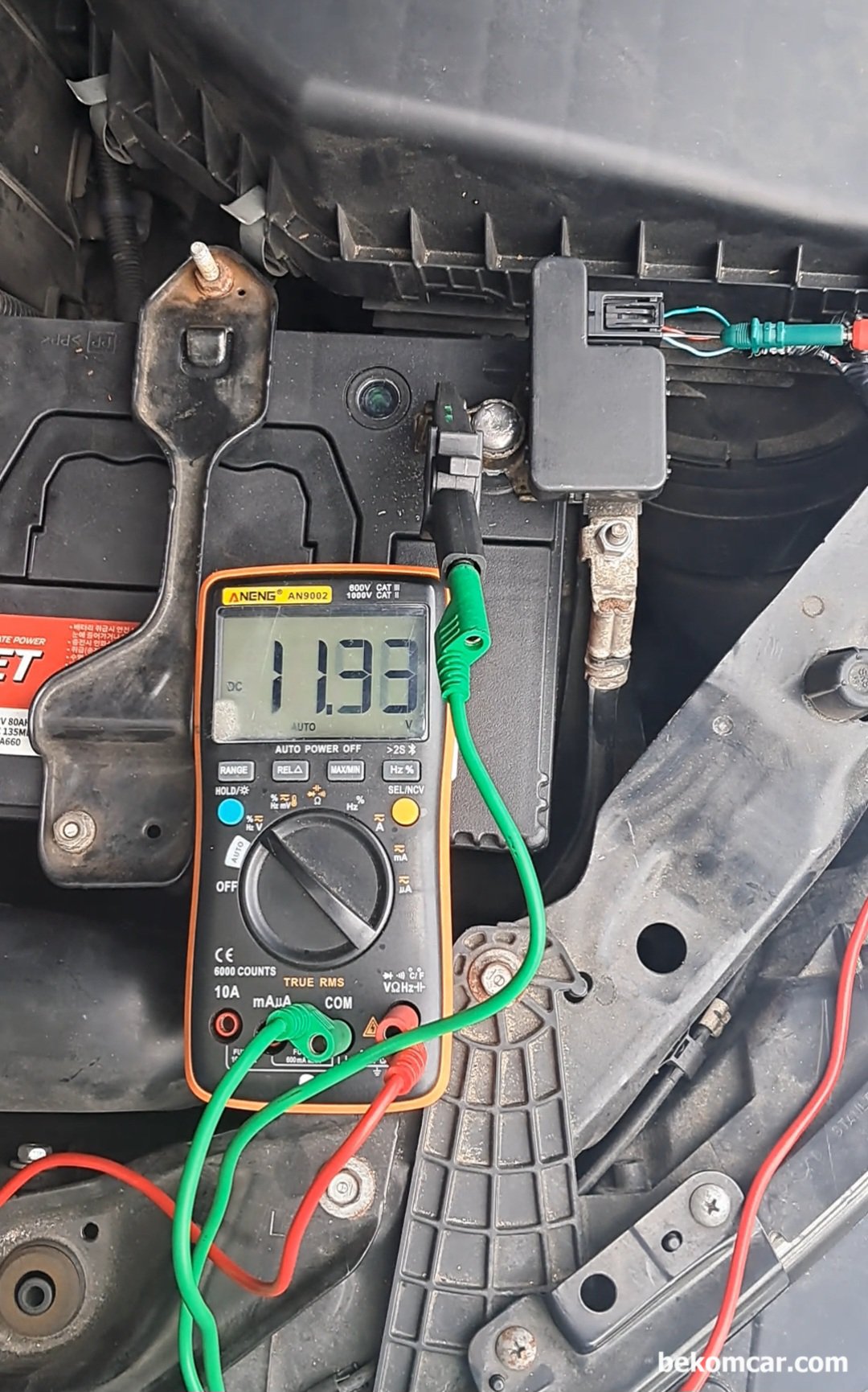 부하전압강하, 모든 전기 진단시 필수 점검항목. 어코드 9세대 P16E3 사례, 어코드 9세대 P16E3 & B1192 LIN 통신 에러 고장코드 진단시 부하전압 확인 과정이다. 배터리 센서에서 전압을 측정하고 있다. 9세대의 경우 배터리 센서에 3개의 와이어가 있다. 세대에 따라서는 2개 와이어가 있는경우도 있다.|بيكومكار  (bekomcar)