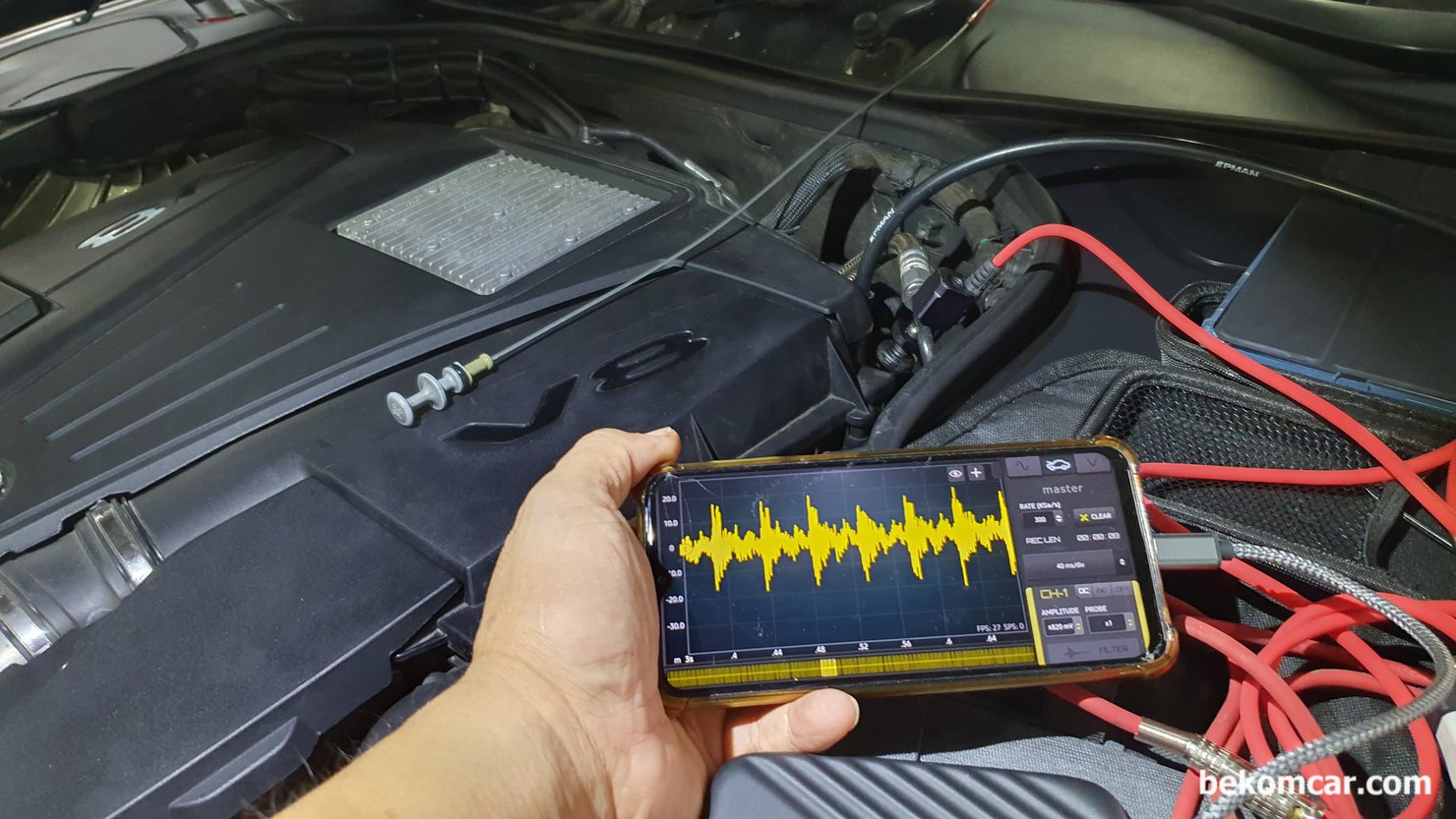 현장에서는 최대한 분해없이 빨리 진단해야, W222 S500 인젝터 라인상태 진단, W222 S500 M278 929엔진 8개 실린더 (V8기준) 인젝터 분사량이나 상태가 전체적으로 나쁘지 않다는 것을 알 수 있다. 인젝터 인렛 파이프의 맥박 (연료 흐를때 진동)이 써지등 현저히 높거나 낮거나 없이 균일하게 측정된다.|بيكومكار  (bekomcar)