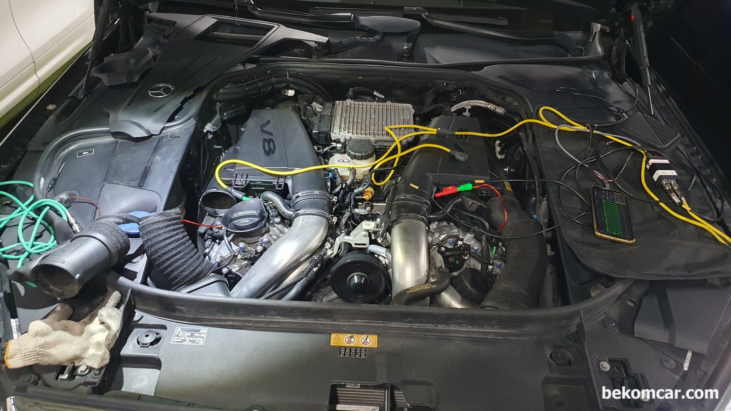 서서울모터리움 벤츠 S500 W222 중고차 구매점검 기록, 엔진룸에서 흡기 및 배기 캠새프트 타이밍 등을 스코프 파형을 분석하고 있다. 다행이 다 정상이다. 중고차 구매 점검 차량은 벤츠 W222 S500 이다. 중고차 구매 점검 매매단지는 강서구에 있는 서서울모터리움 이다.|ベコムカー (bekomcar)