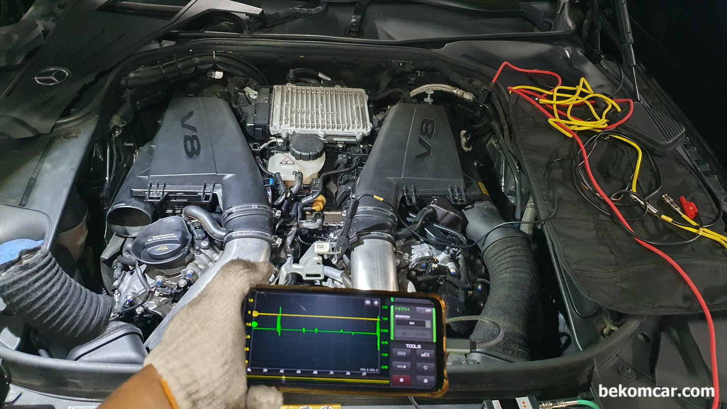 서서울모터리움 벤츠 S500 W222 중고차 구매점검 기록, 벤츠 W222 S500 중고차 구매점검 매매단지는 강서구에 있는 서서울모터리움 이다. 크랭크케이스 압력을 딥 스틱 에서 펄스센서 를 이용하여 측정해 본다. 실린더 스크래치 등이 있는 경우 파형에서 해당 실린더 상사점으로 올라 갈때 써지 파형이 측정된다.|ベコムカー (bekomcar)