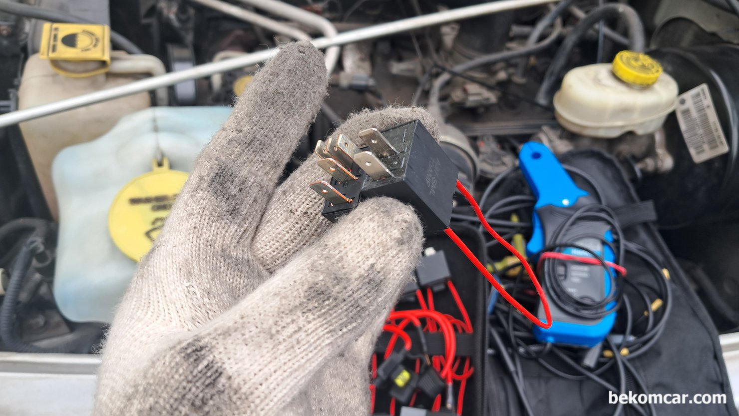 지프 랭글러 TJ 가솔린 인라인 6기통 P0153 고장코드, 연료펌프 진단 파형기록, 자동차, 항공기, 요트, 중장비 등 모든 전기적 진단시 사용하는 휴즈 와 릴레이 점퍼를 이용한다. 릴레이 점퍼에는 로커스위치가 있어 ECM ,시뮬레이션도 가능하다. 지프 랭글러 TJ 연료펌프 릴레이에 맞는 릴레이 점퍼를 재 확인후 사용 전류를 추출하여 연료펌프 및 공급라인 전체적인 상태를 진단한다.|베콤카 차량정밀진단