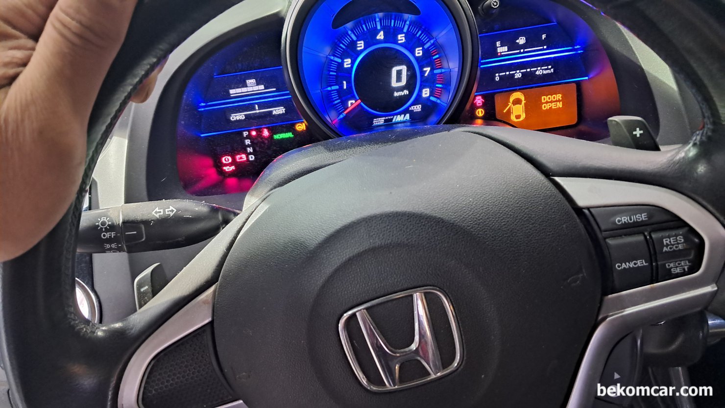 혼다 하이브리드 CRZ 10만키로 주행,  P1634 충전불가 진단 정비과정 기록, 혼다 하이브리드 CRZ 10만키로 주행,  P1634 충전불가 진단 및 정비후의 계기판이다. 시 운전 후 라서 충전이 조금 되어 있다. 그리고  IMA 경고등 이 사라지고 고장코드 역시 스캔되지 않는다. 이번에는 운이 좋게 큰 돈 들이지 않고 '모터파워 인버터 (MPI)' 관련 P1634 진단과 정비까지 마무리 되었다.|بيكومكار  (bekomcar)