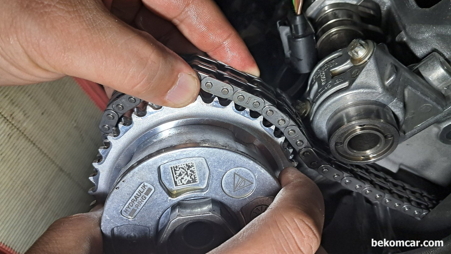 포르쉐 Cayenne P0016 타이밍 고장코드 진단후 진행상황, 포르쉐 카이엔 고장코드 P0016, 캠페이져를 탈거하여 상태를 점검한다. 타이밍 텐셔너 탈거하면 쉽게 캠페이저 탈거가 된다.|베콤카 차량정밀진단