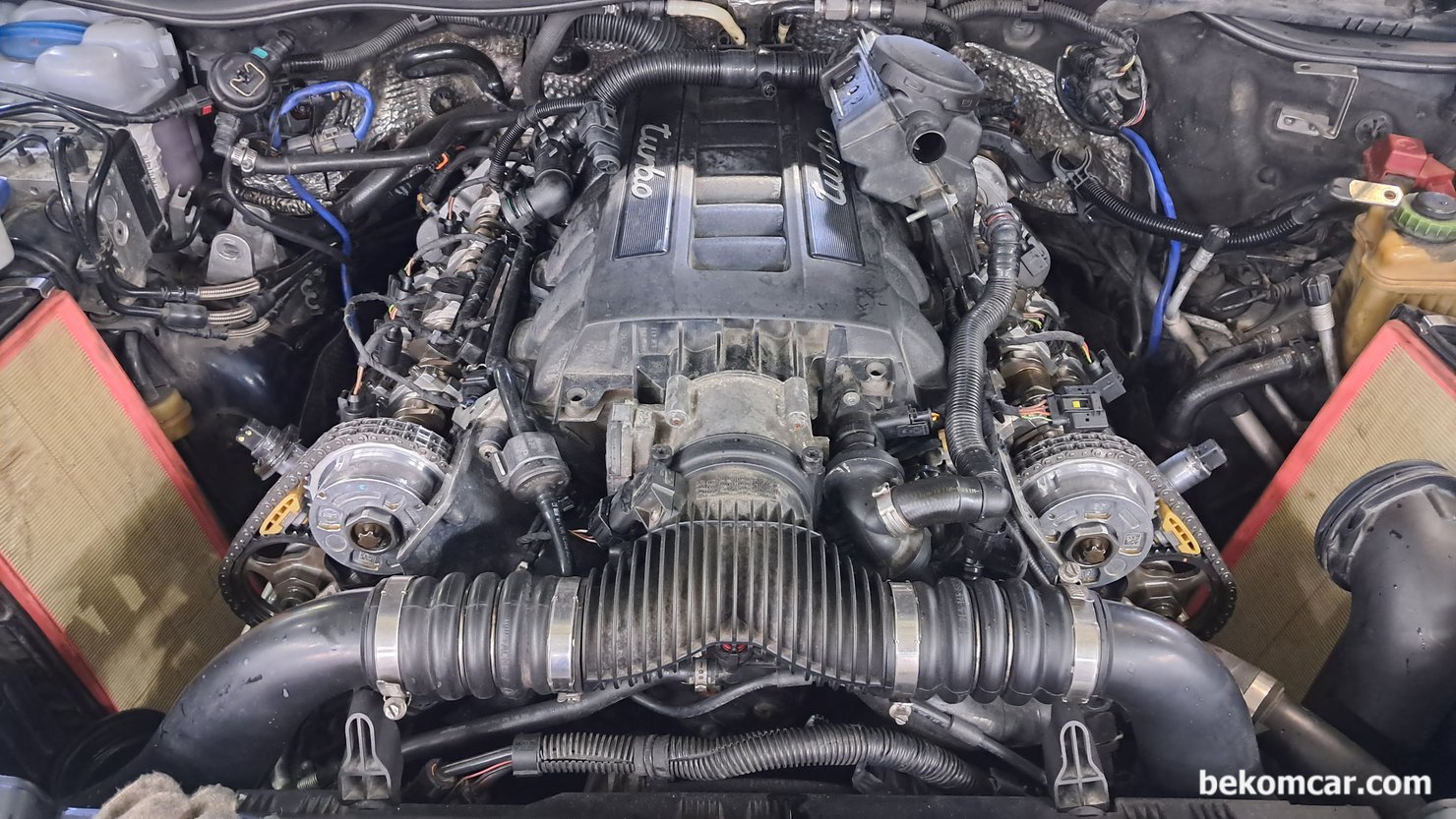 포르쉐 Cayenne P0016 타이밍 고장코드 진단후 진행상황, 포르쉐 카이엔 P0016 타이밍 고장코드 진단후 밸브커버 탈거후 뱅크1 흡기 캠페이저 상태를 점검한다.|베콤카 차량정밀진단