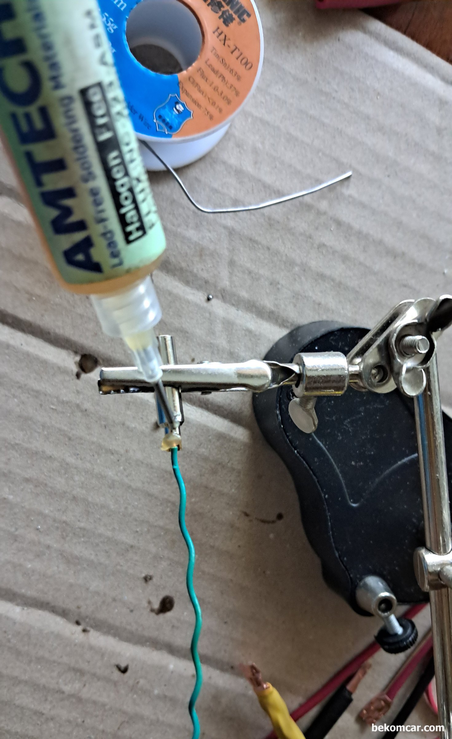 ECM, 캔 통신, 각종 전기적 고장 등 진단시 필요한 하네스, AMTECH 플럭스 와 MECHANIC 솔더링 와이어 사용하여 연결이 잘 되게 솔더링 해준다. 이 과정도 매우 중요하다. ECM의 각종 센서 신호는 미세하기 때문에 노이즈 최소화 해야하기 때문이다.|베콤카 차량정밀진단