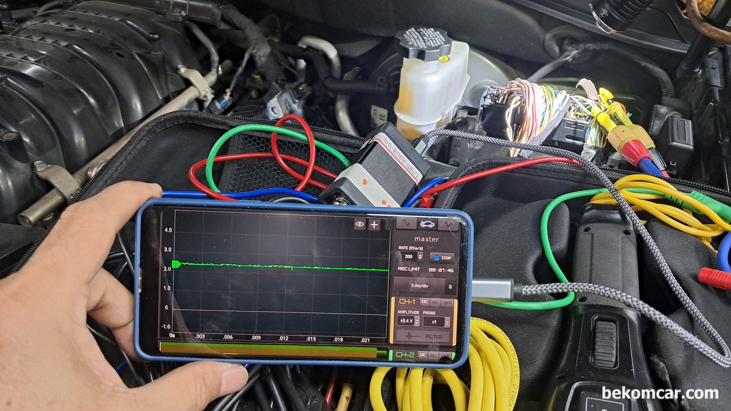 기아자동차 모하비 2011년 V8 16만키로 주행, P2637 고장코드 캔 통신에러, P2637 B1602 B1603 고장코드 관련 P-CAN 통신, 캔 하이 와 로우 단락인 캔 통신파형이다. 아마도 P-CAN 모듈중 하나의 PCB에서 단락심된듯 하다. 물론 배선이나 코넥터등 다음단계 진단 정비를 해야한다. 캔 통신 진단 차량은 기아 모하비 2011년 16만키로 주행한 V8 차량이다.|بيكومكار  (bekomcar)