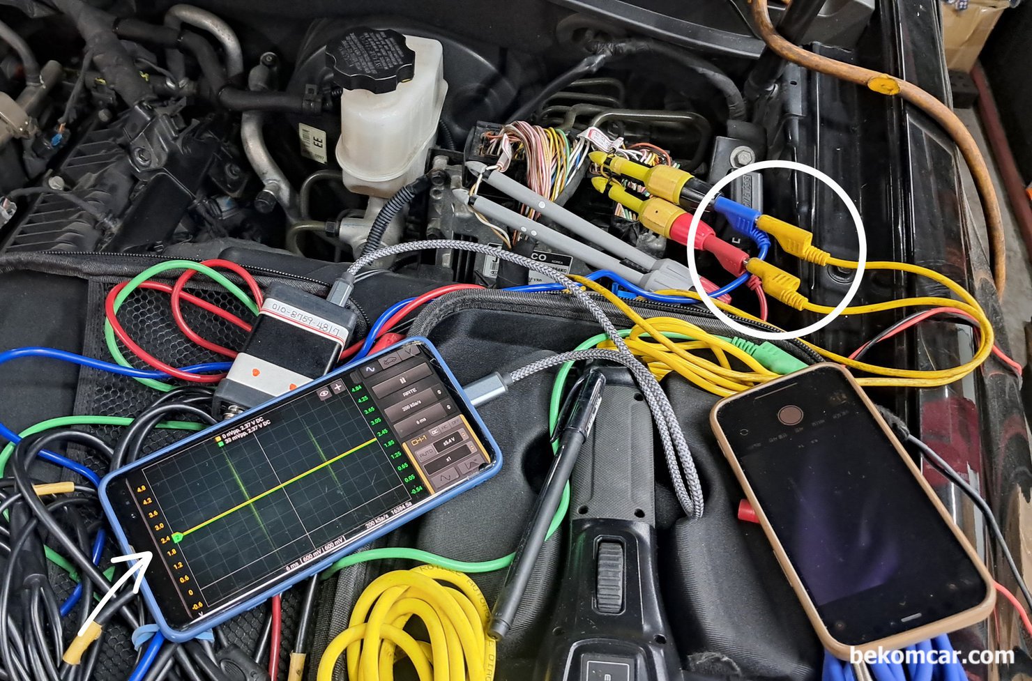 기아자동차 모하비 2011년 V8 16만키로 주행, P2637 고장코드 캔 통신에러, P-CAN H & L 단락상태 재 검증하는 과정이다. 캔 하이 와 캔 로우 를 강제적으로 단락시킨다. 단락된 파형이 측정파형과 같고 달라진것이 없다. 이건 꼭 파워밸런스 와 같은것이다. 즉 P-캔통신 H & L  빼박 단락이라는 의미이다. 캔 통신 진단 차량은 기아 모하비 2011년 16만키로 주행한 V8 차량이다.|بيكومكار  (bekomcar)