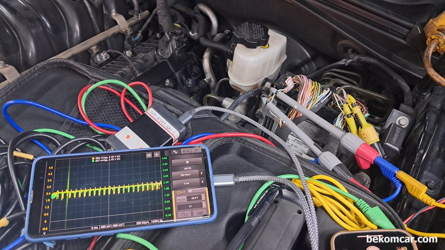 기아자동차 모하비 2011년 V8 16만키로 주행, P2637 고장코드 캔 통신에러, 정상적인 C-CAN H & L 를 단락시켜본다. 정상 파형과 확연히 다른 단락의 전형적인 캔 통신 파형이다. 캔 하이 와 로우가 단락되면 보통 2.5V정도에서 서로 겹쳐진 파형이 측정된다. 캔 통신 진단 차량은 기아 모하비 2011년 16만키로 주행한 V8 차량이다.|بيكومكار  (bekomcar)