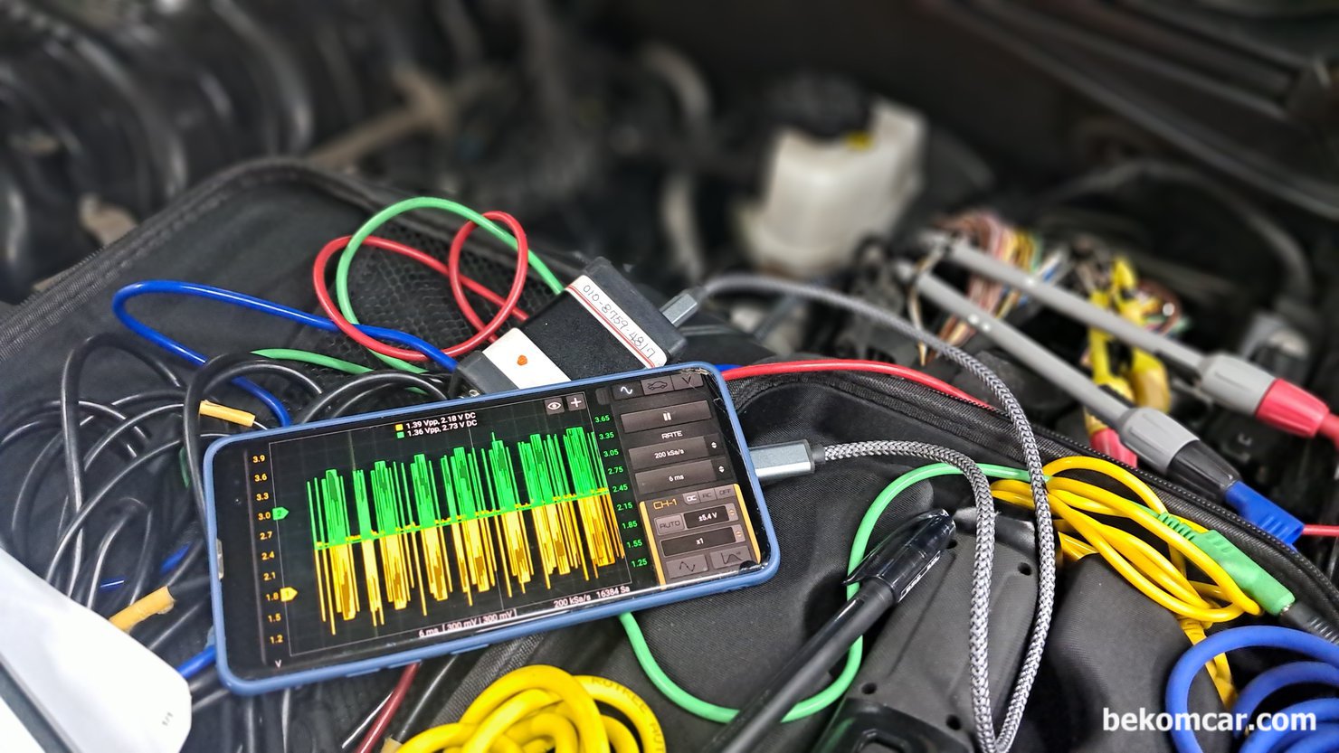 기아자동차 모하비 2011년 V8 16만키로 주행, P2637 고장코드 캔 통신에러, 이건 정상적인 캔 통신 하이 로우 파형이다. 2.5V 기준으로 캔 하이는 3.5V정도 그리고 캔 로우는 1.5V 정도이다. 캔 통신 진단 차량은 기아 모하비 2011년 16만키로 주행한 V8 차량이다.|بيكومكار  (bekomcar)